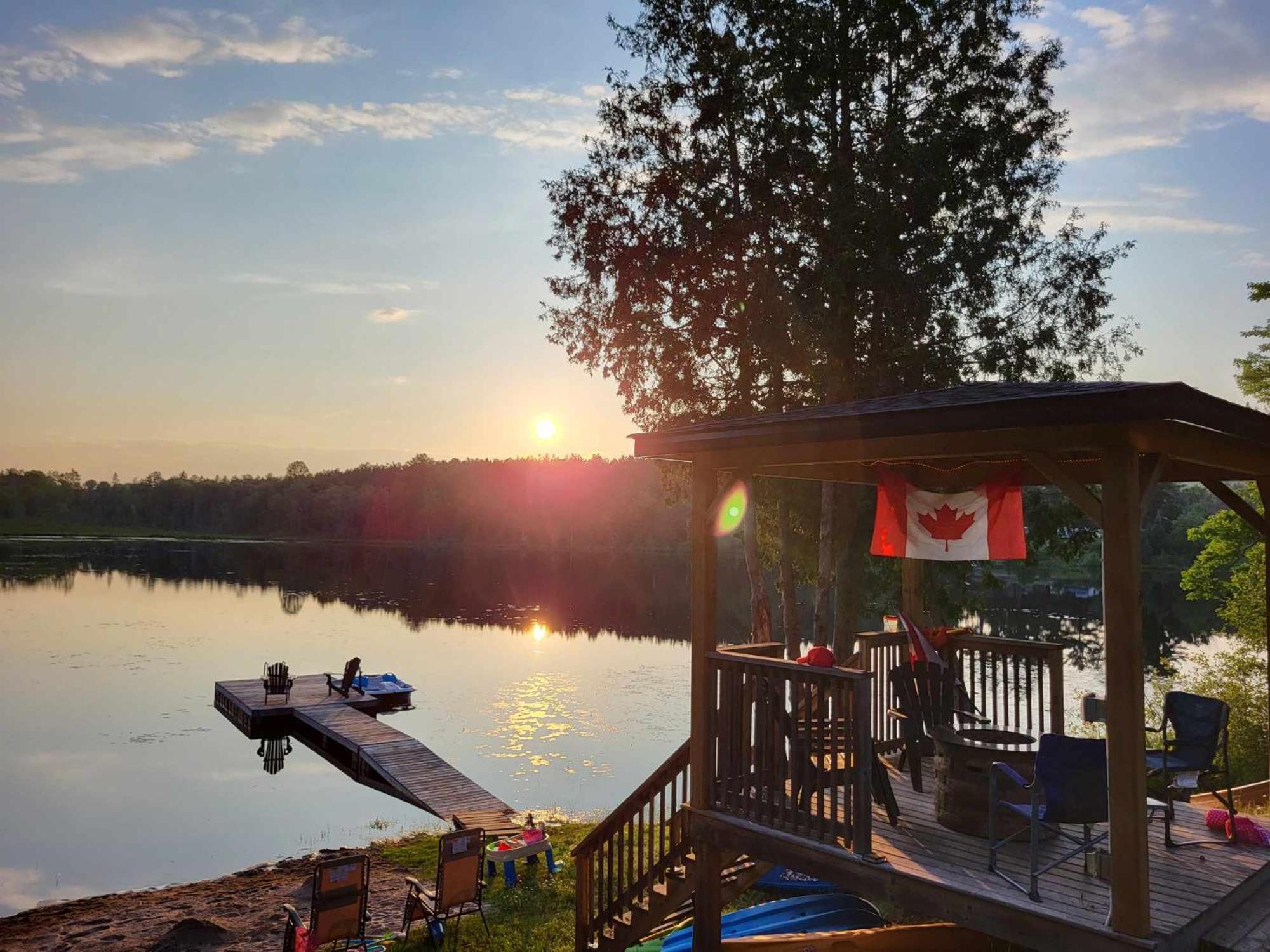BowLakeHouse - Lakefront Cottage with Beach