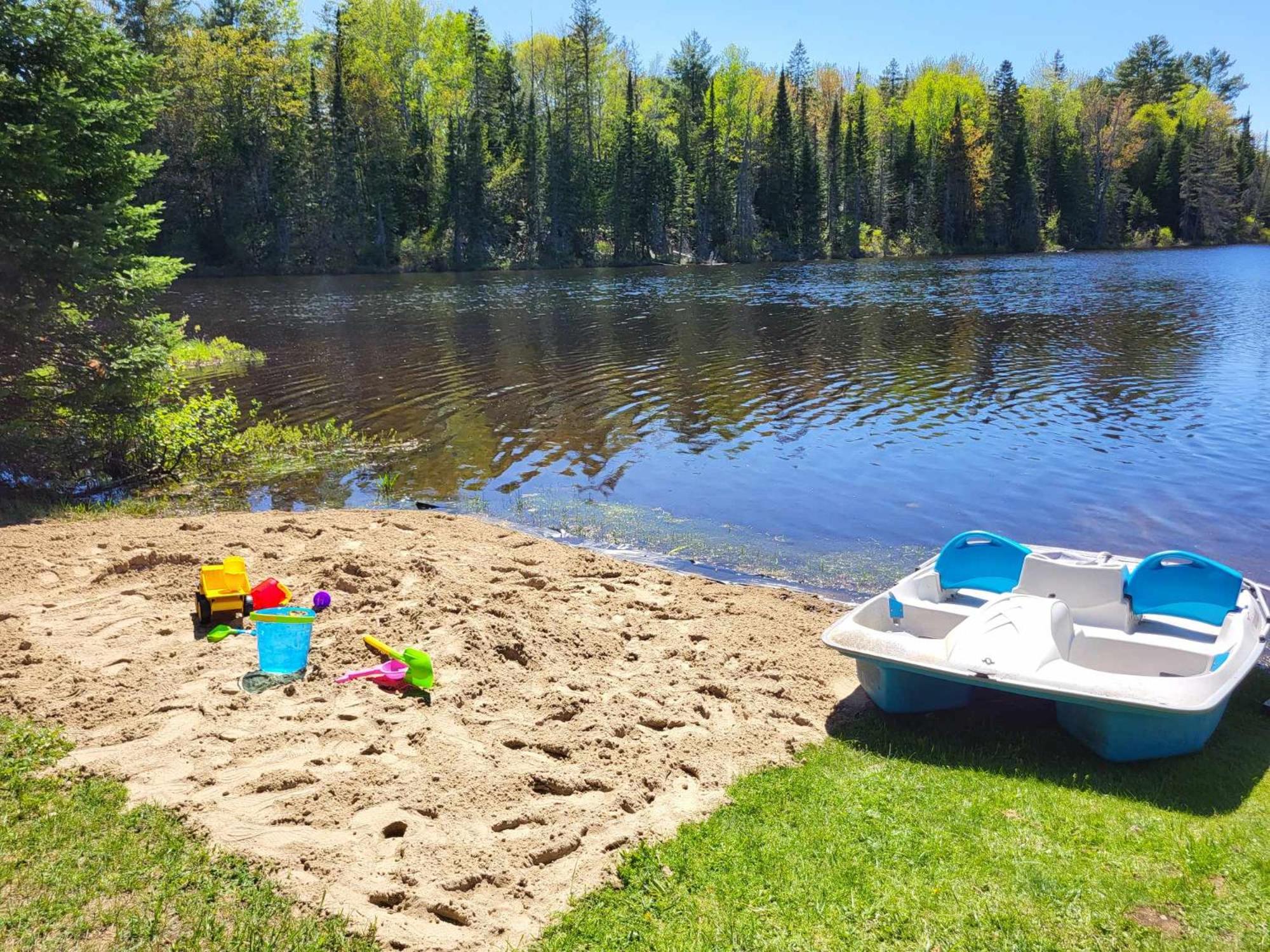 BowLakeHouse - Lakefront Cottage with Beach