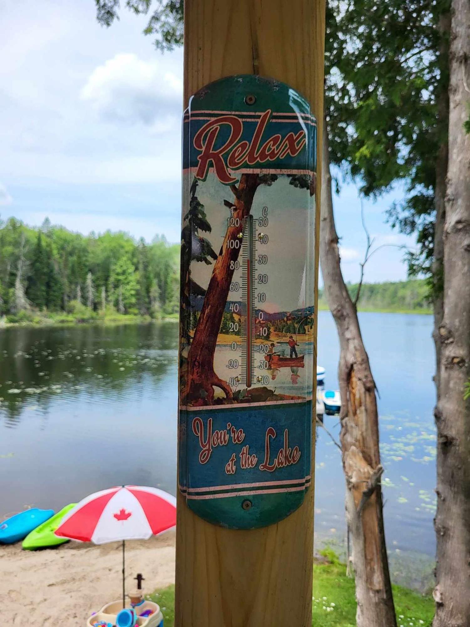 BowLakeHouse - Lakefront Cottage with Beach