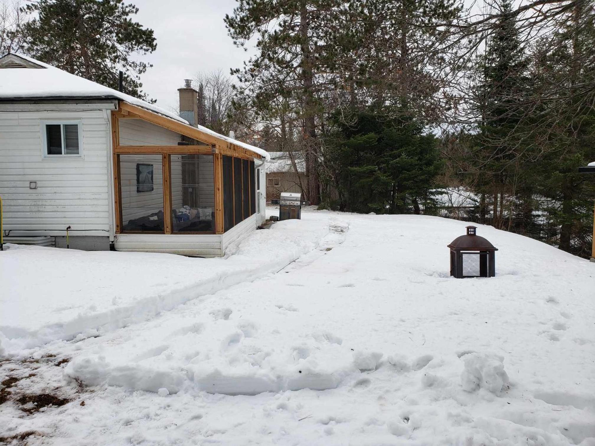 BowLakeHouse - Lakefront Cottage with Beach