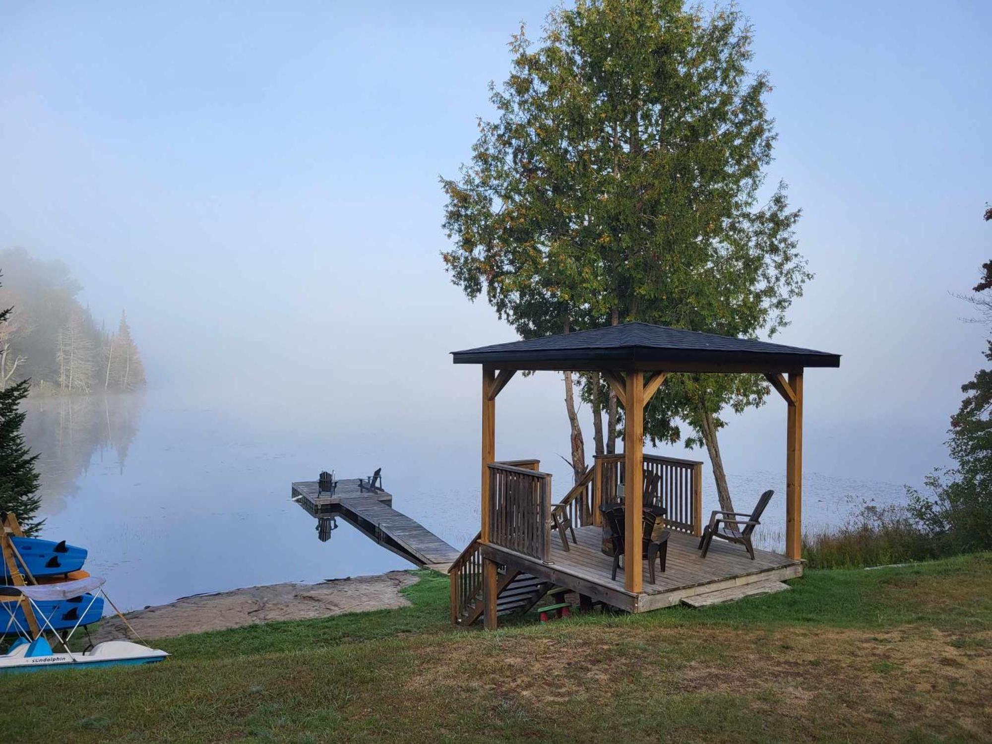BowLakeHouse - Lakefront Cottage with Beach