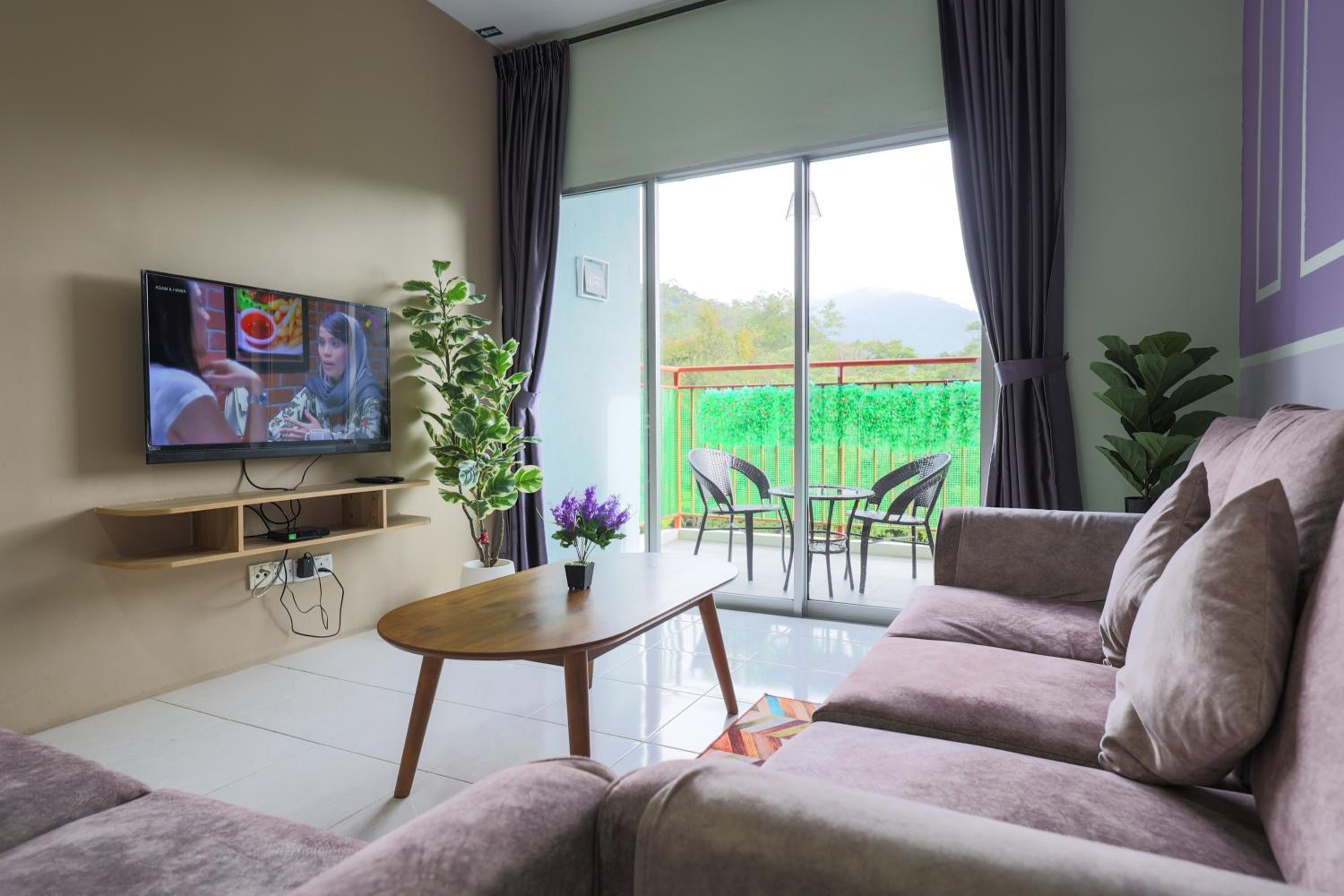 Moonight Luxe Suite, Cameron's Emerald Avenue