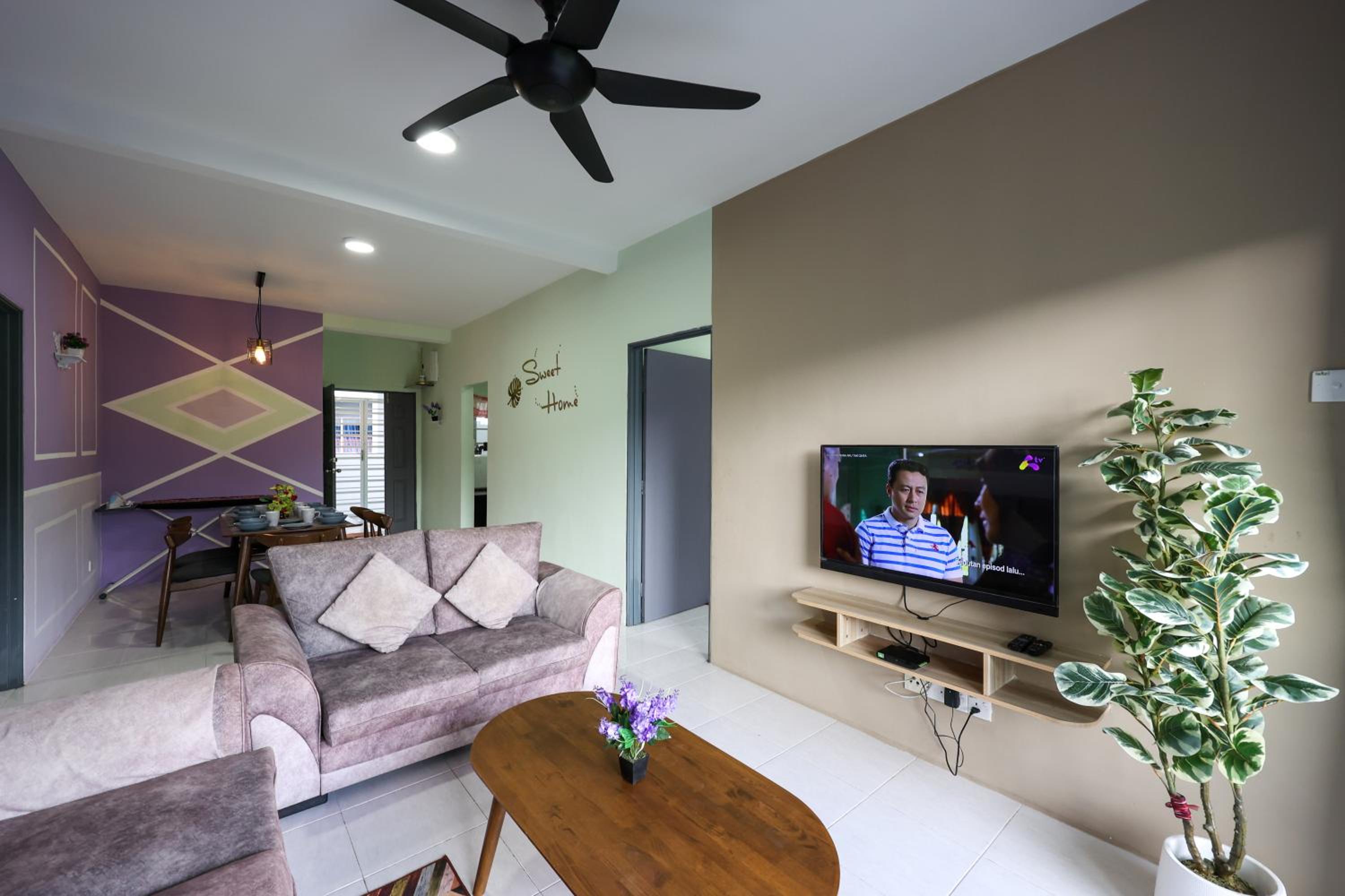 Moonight Luxe Suite, Cameron's Emerald Avenue