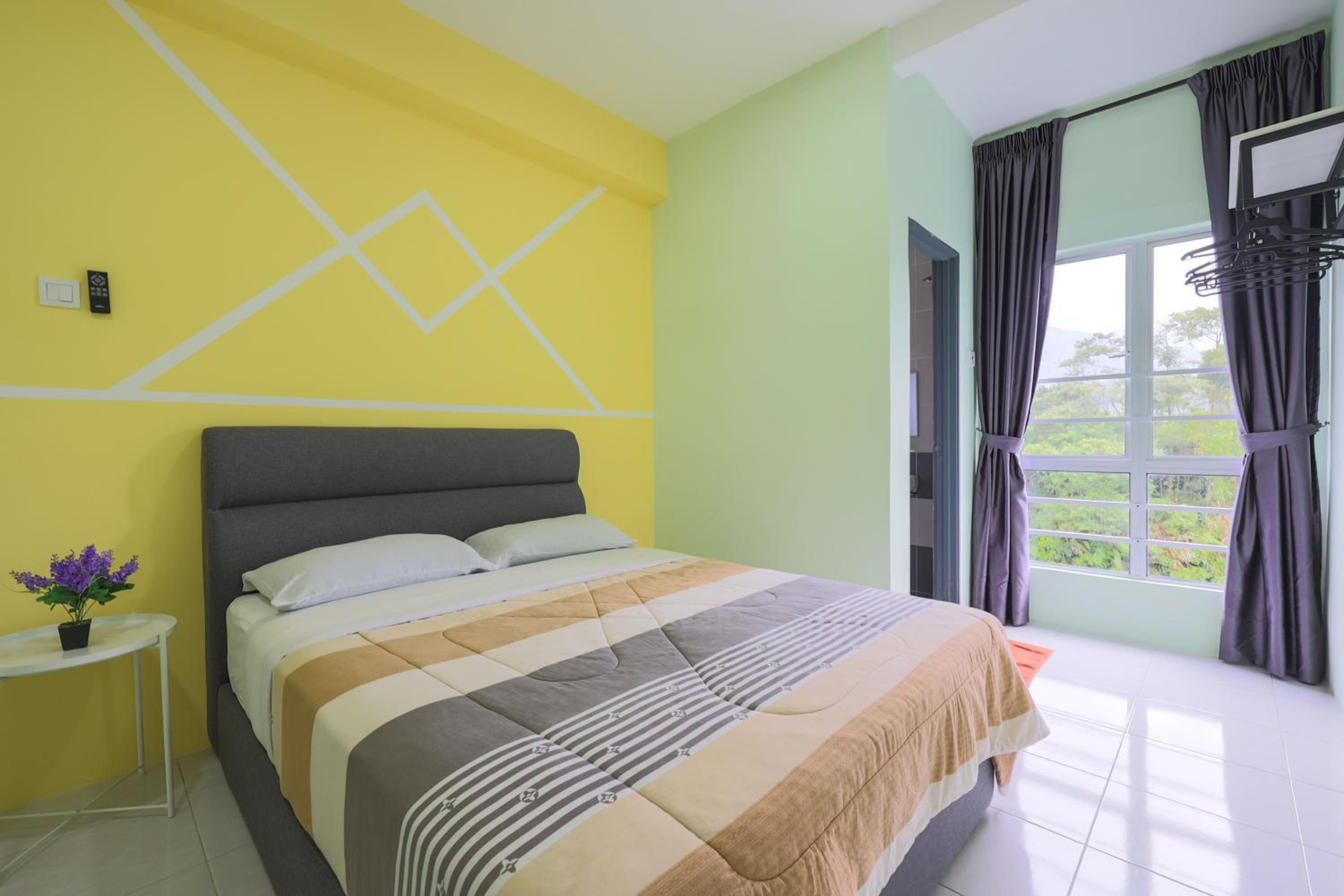Moonight Luxe Suite, Cameron's Emerald Avenue