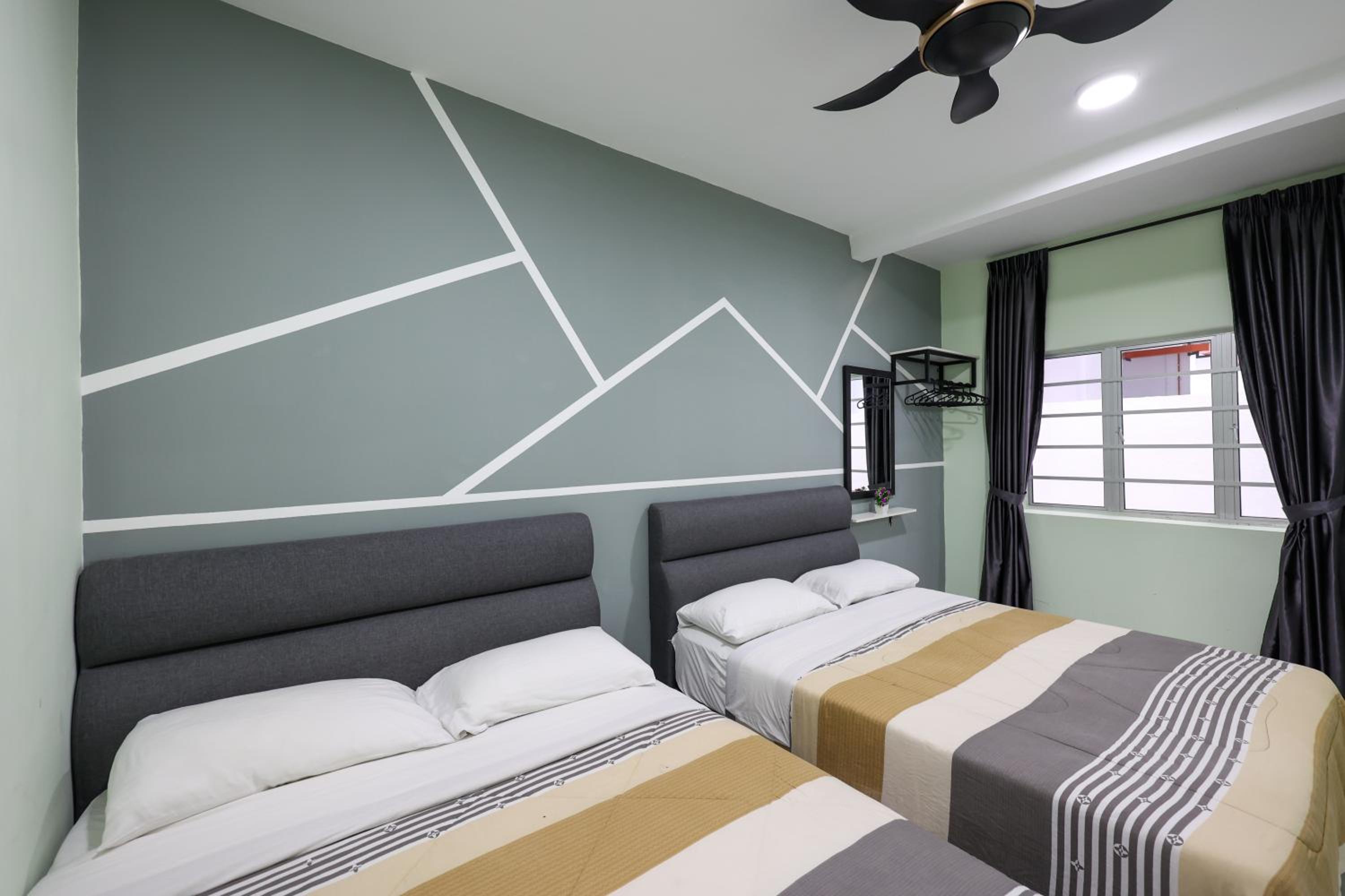 Moonight Luxe Suite, Cameron's Emerald Avenue