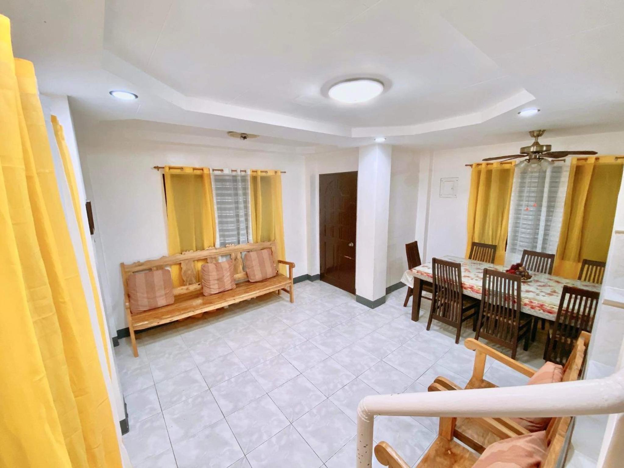 Luna Oslob Travellers Inn