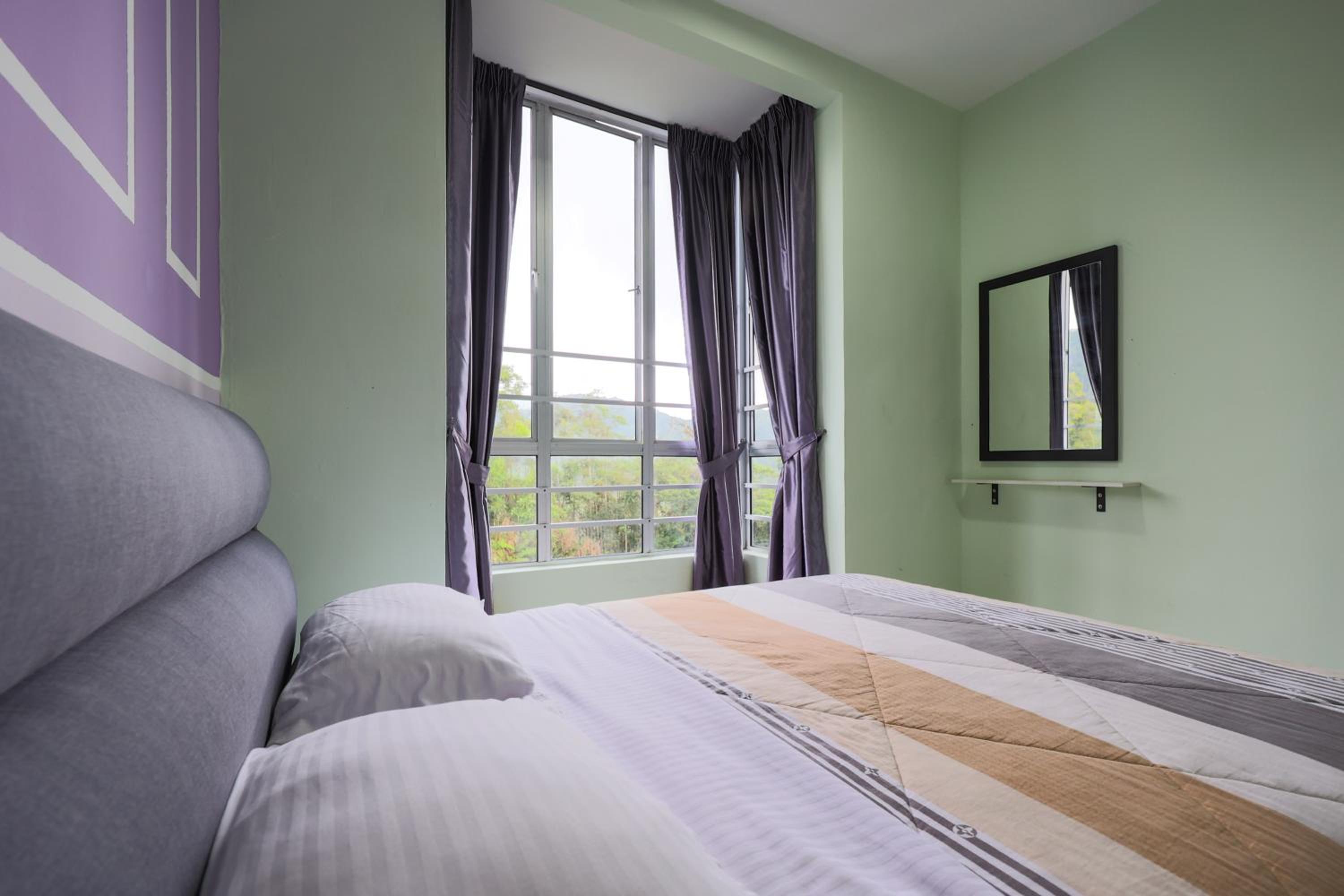 Moonight Luxe Suite, Cameron's Emerald Avenue