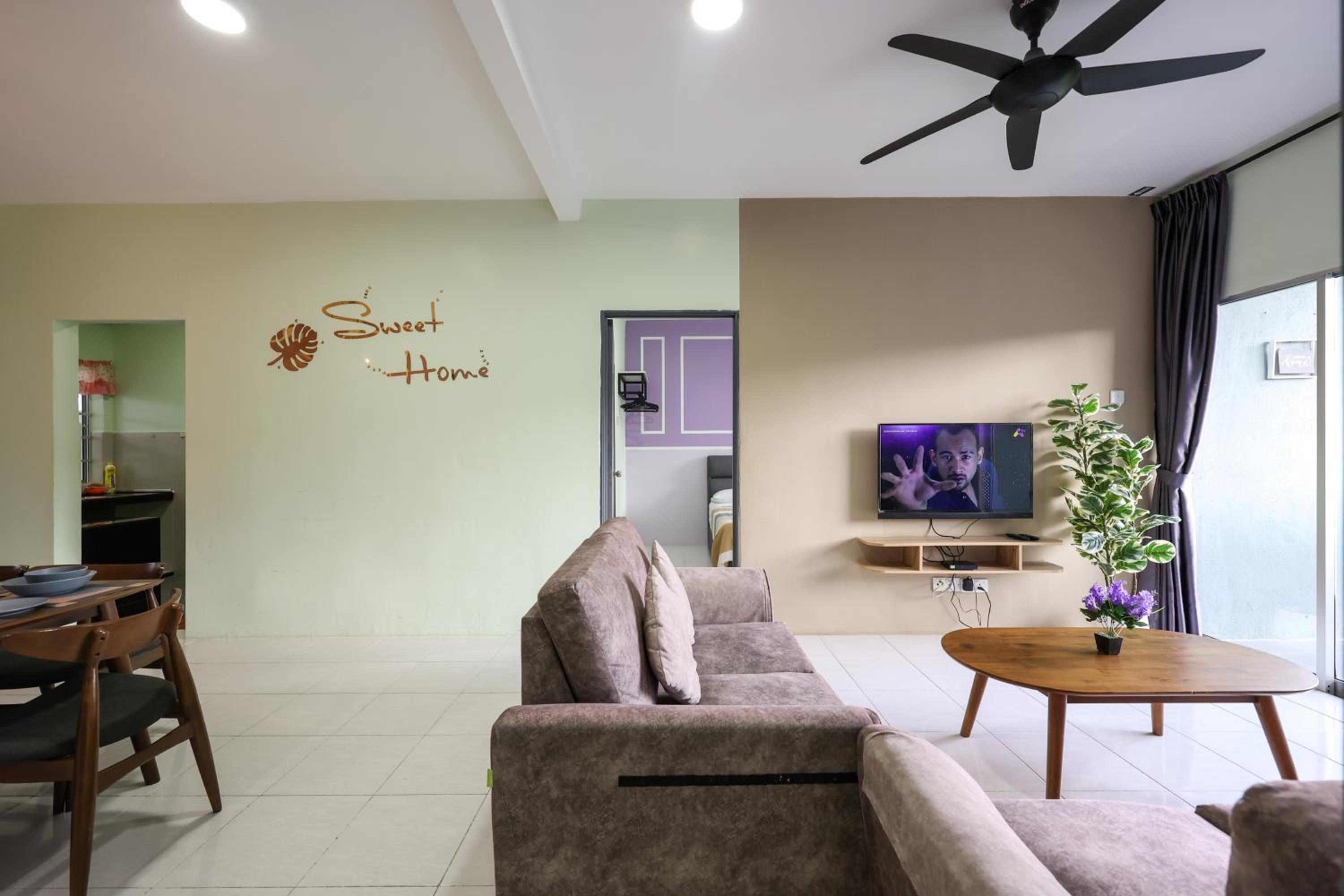 Moonight Luxe Suite, Cameron's Emerald Avenue