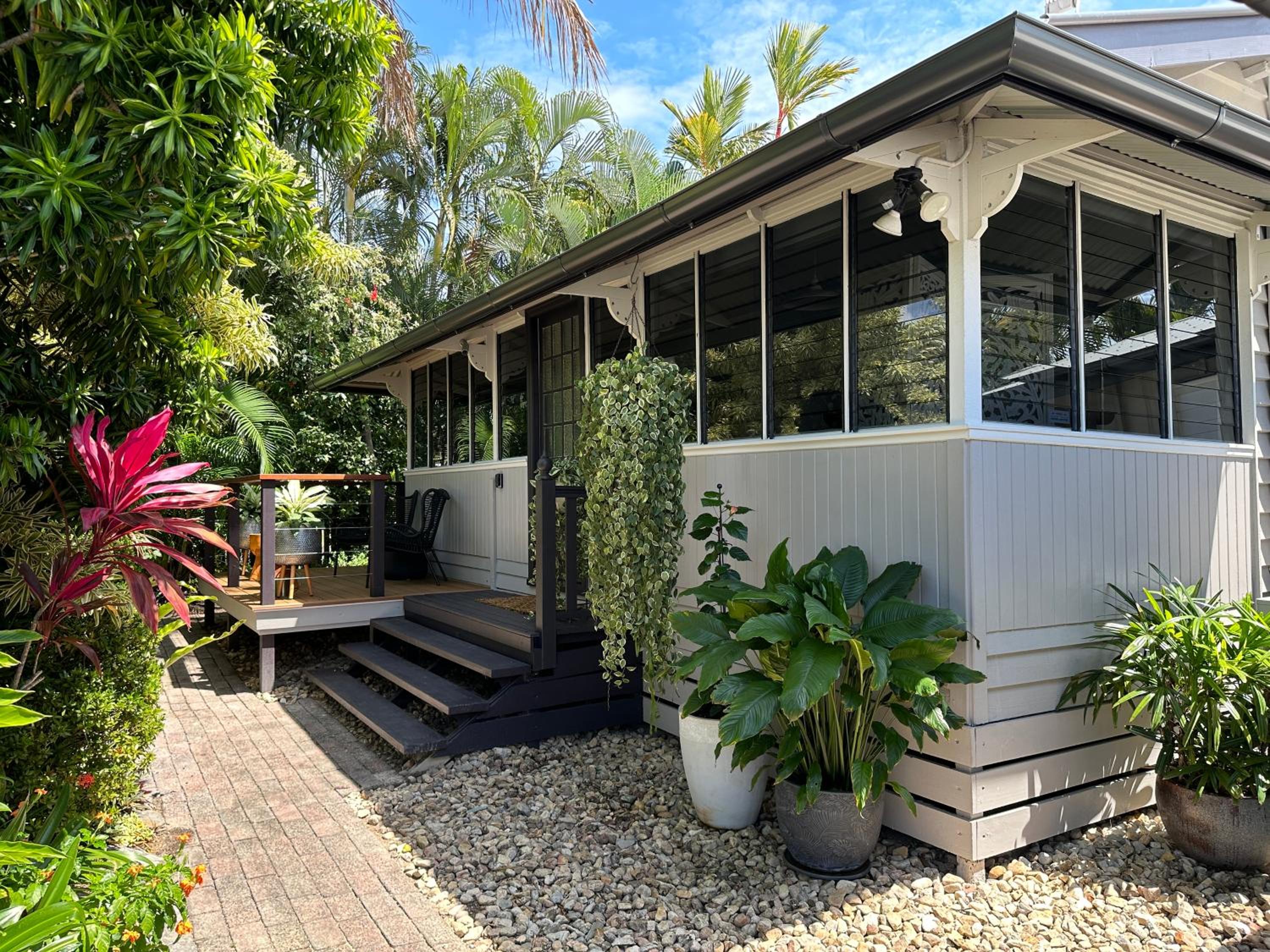 Sweet Creek Cottage, Palm Cove, 200m to Beach, Heated Pool, Pets