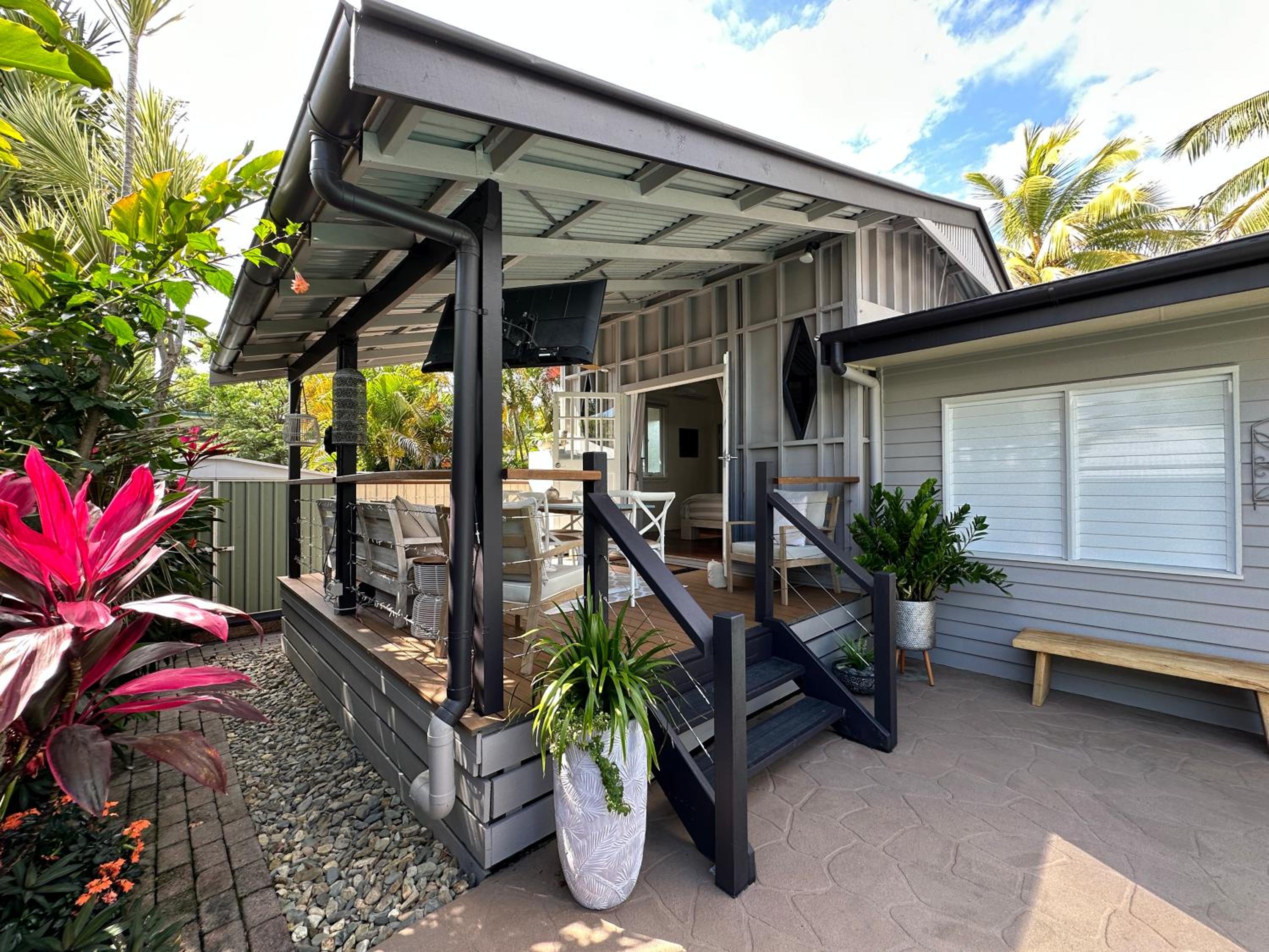 Sweet Creek Cottage, Palm Cove, 200m to Beach, Heated Pool, Pets