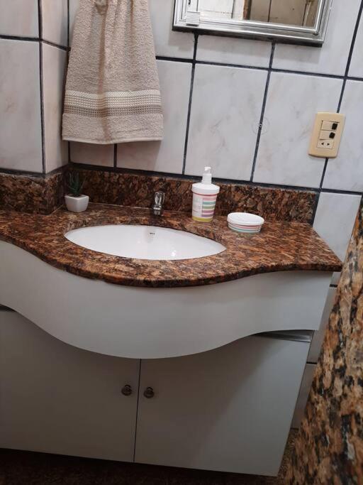 Guarapari. ES. Alugo excelente apartamento a 100 m do mar.