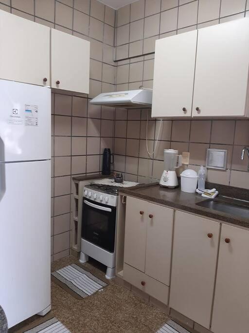 Guarapari. ES. Alugo excelente apartamento a 100 m do mar.