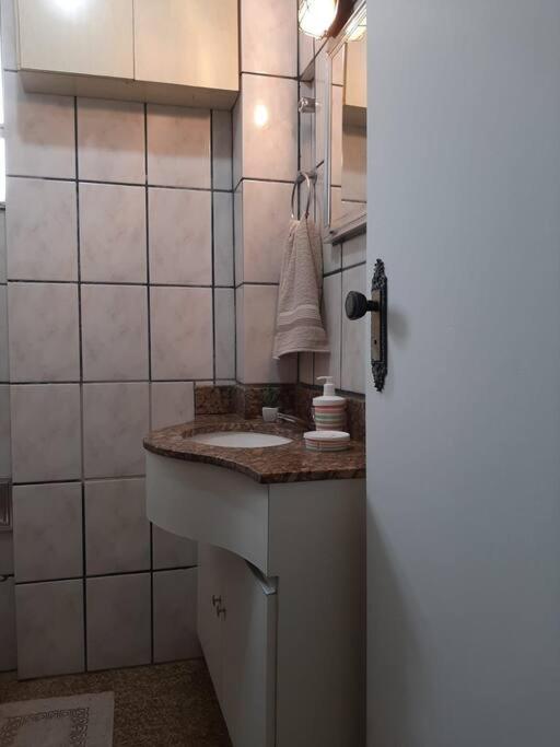 Guarapari. ES. Alugo excelente apartamento a 100 m do mar.