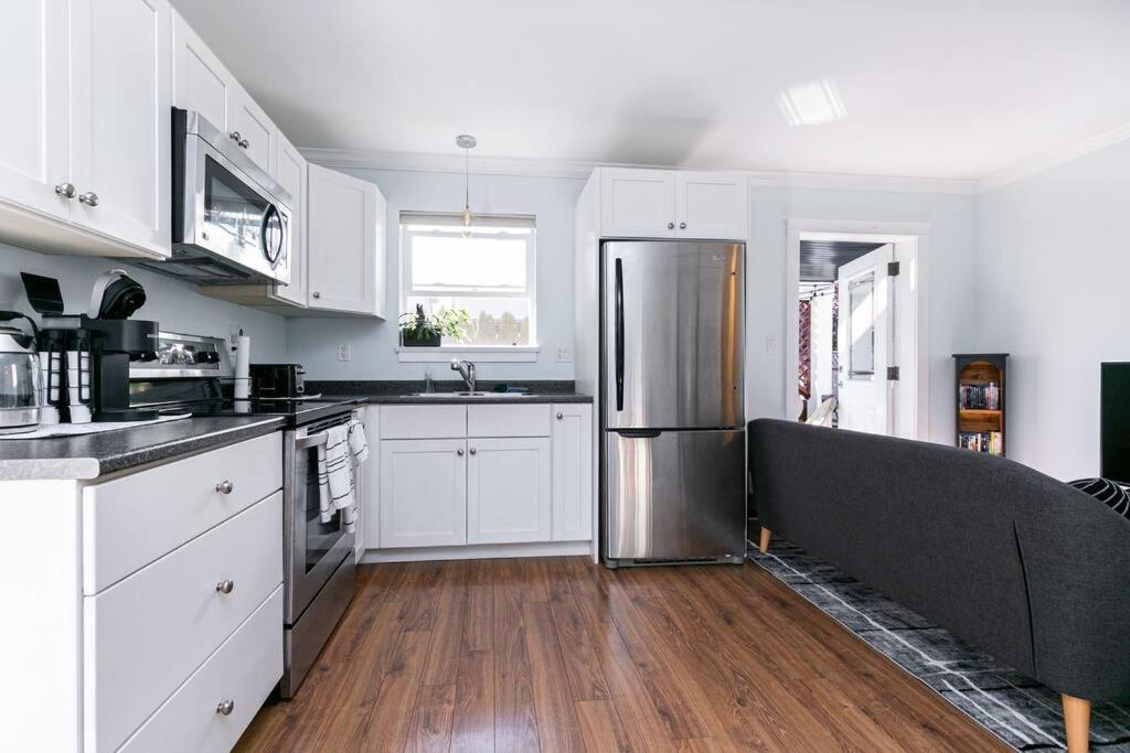 Great 1-bedroom Suite Near Downtown Langford