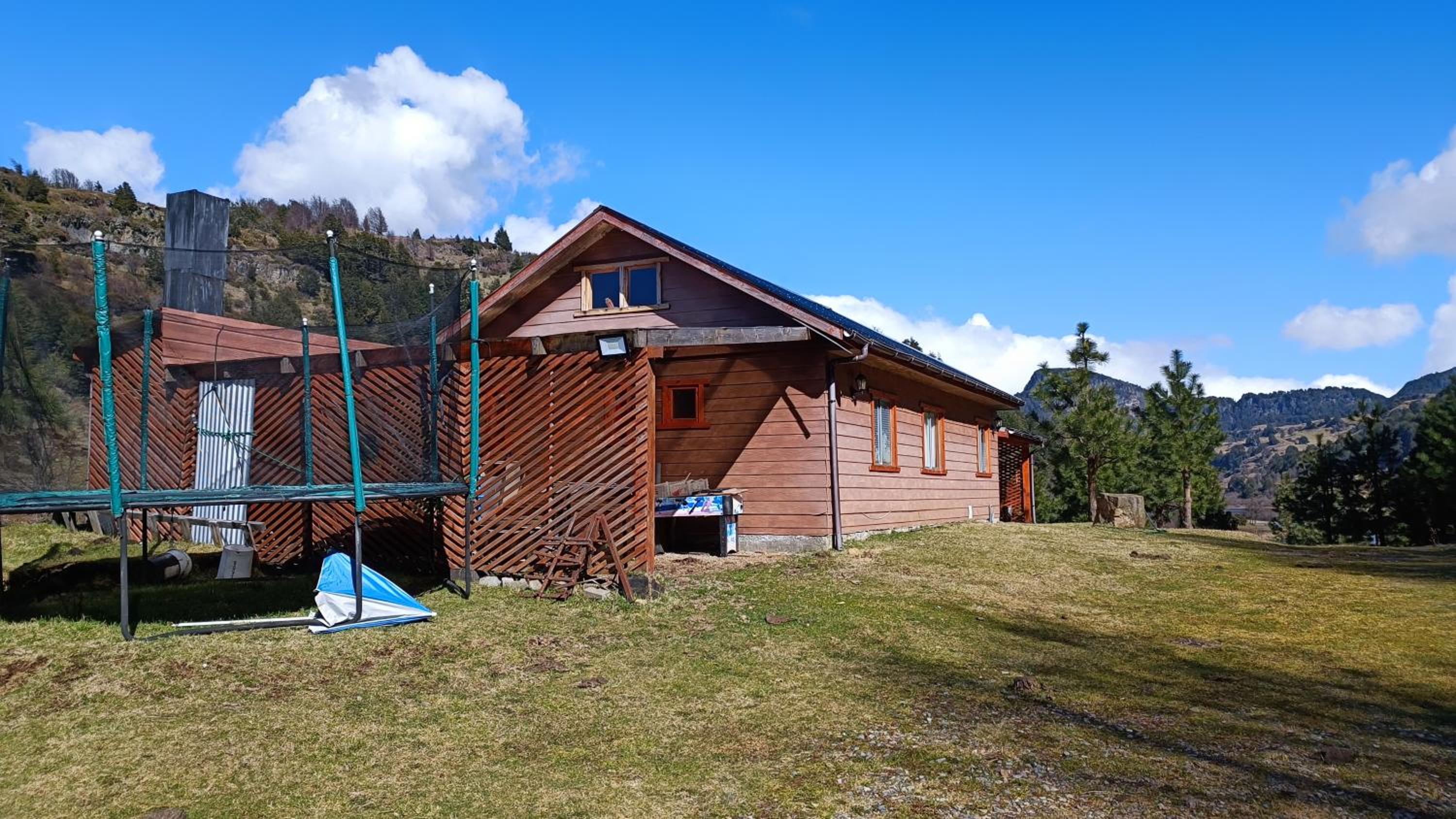 Tierras Altas de la Patagonia-Cabaña grande con acceso al lago