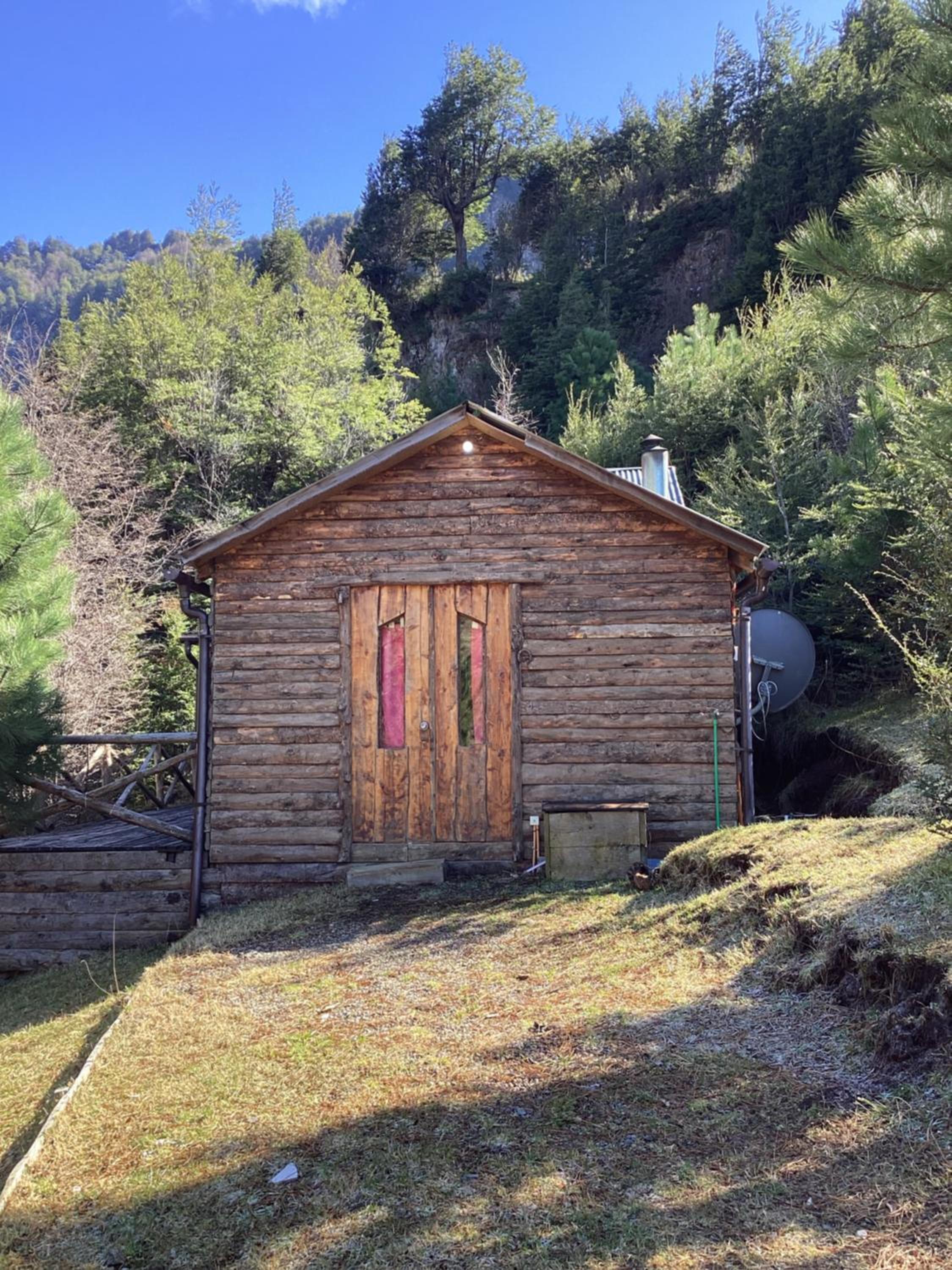 Tierras altas de la Patagonia- Cabaña pequeña junto a la Laguna cea