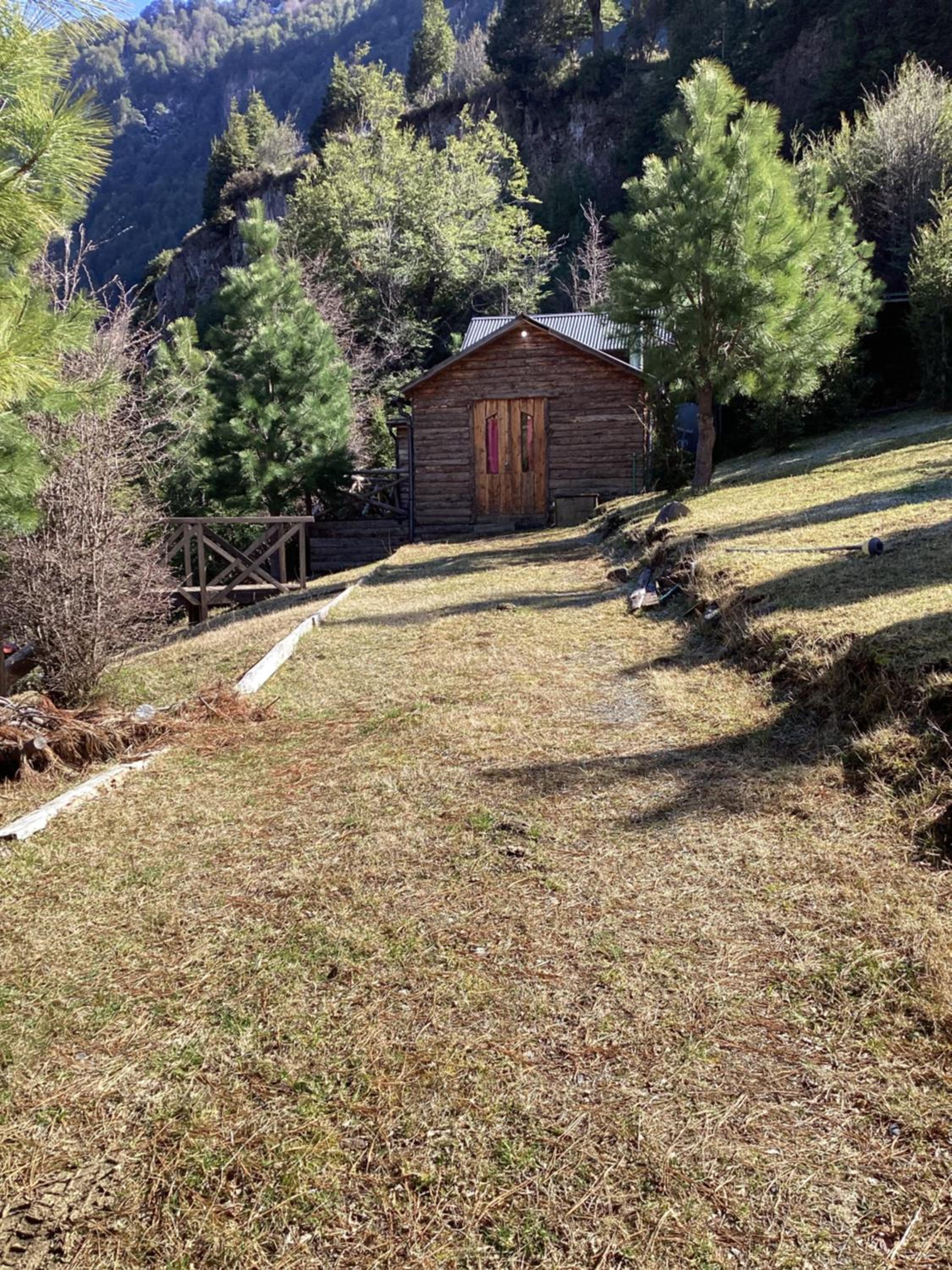 Tierras altas de la Patagonia- Cabaña pequeña junto a la Laguna cea