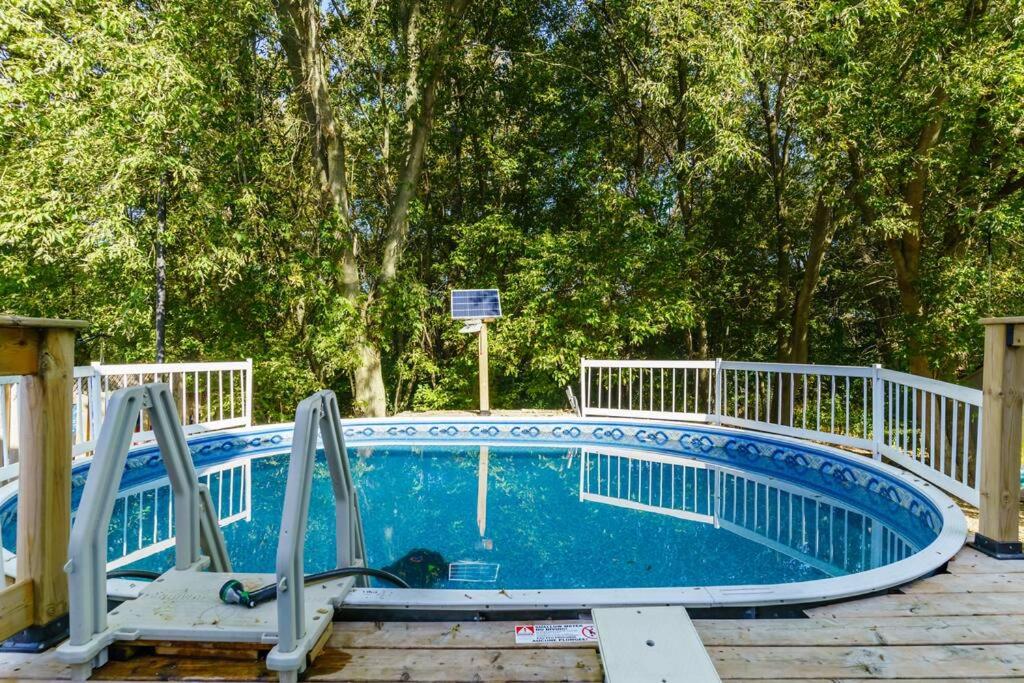 Fun & Cozy Retreat: Nature & Games