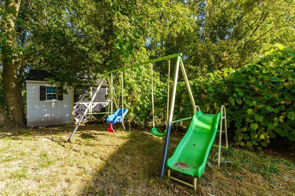 Fun & Cozy Retreat: Nature & Games