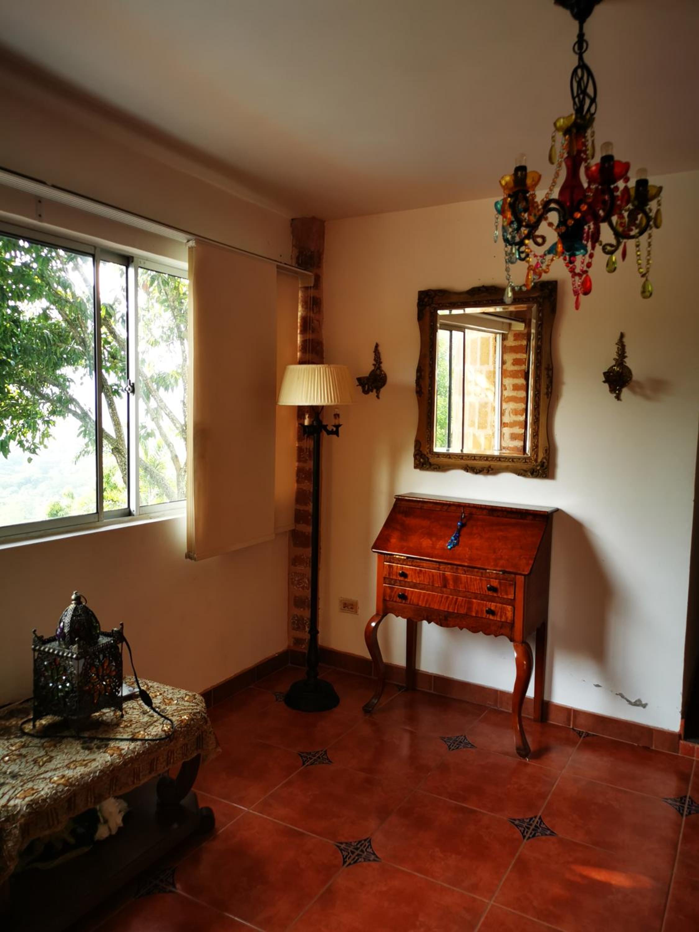 Finca con forma de castillo y piscina en Sopetrán