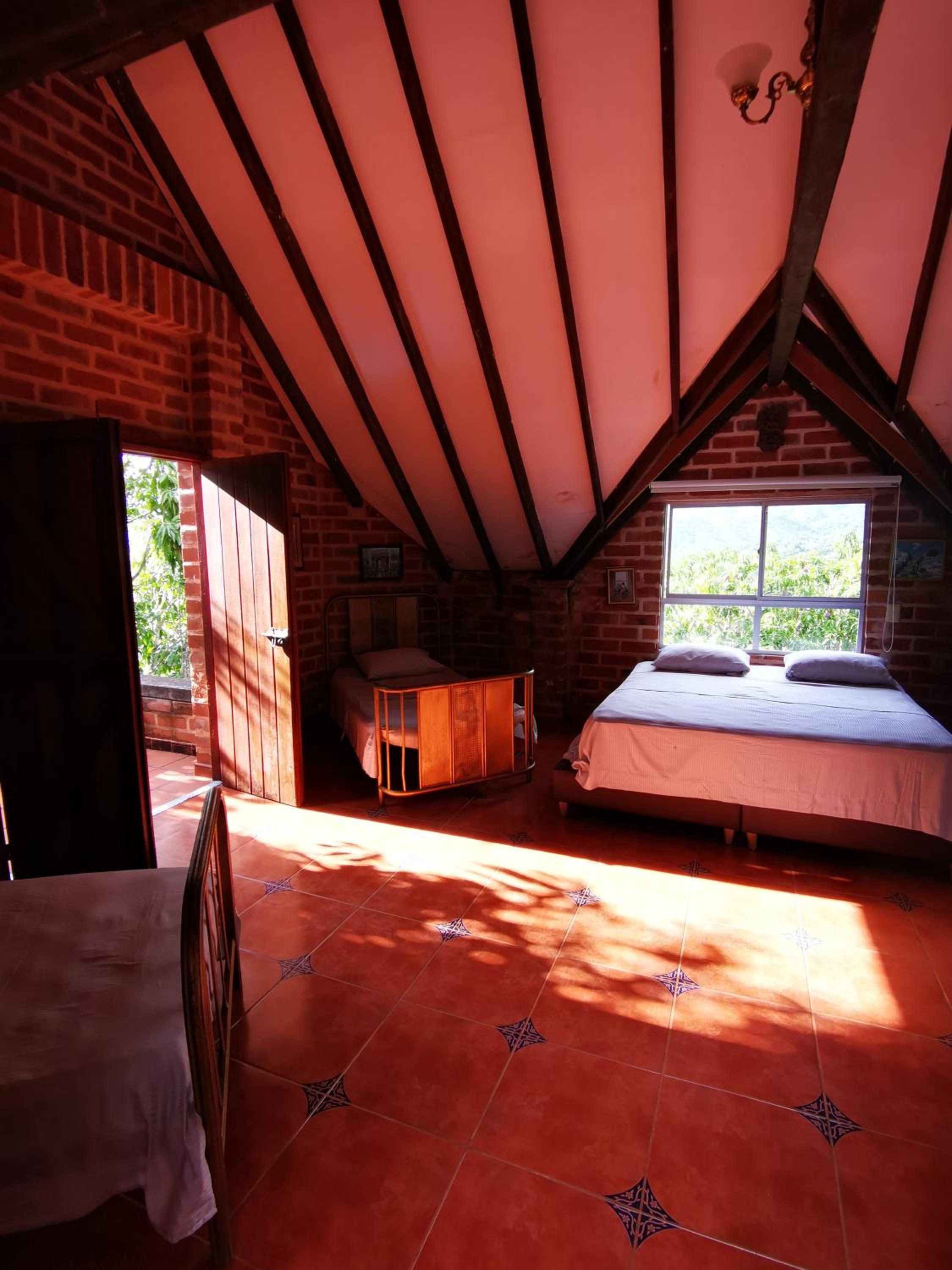 Finca con forma de castillo y piscina en Sopetrán