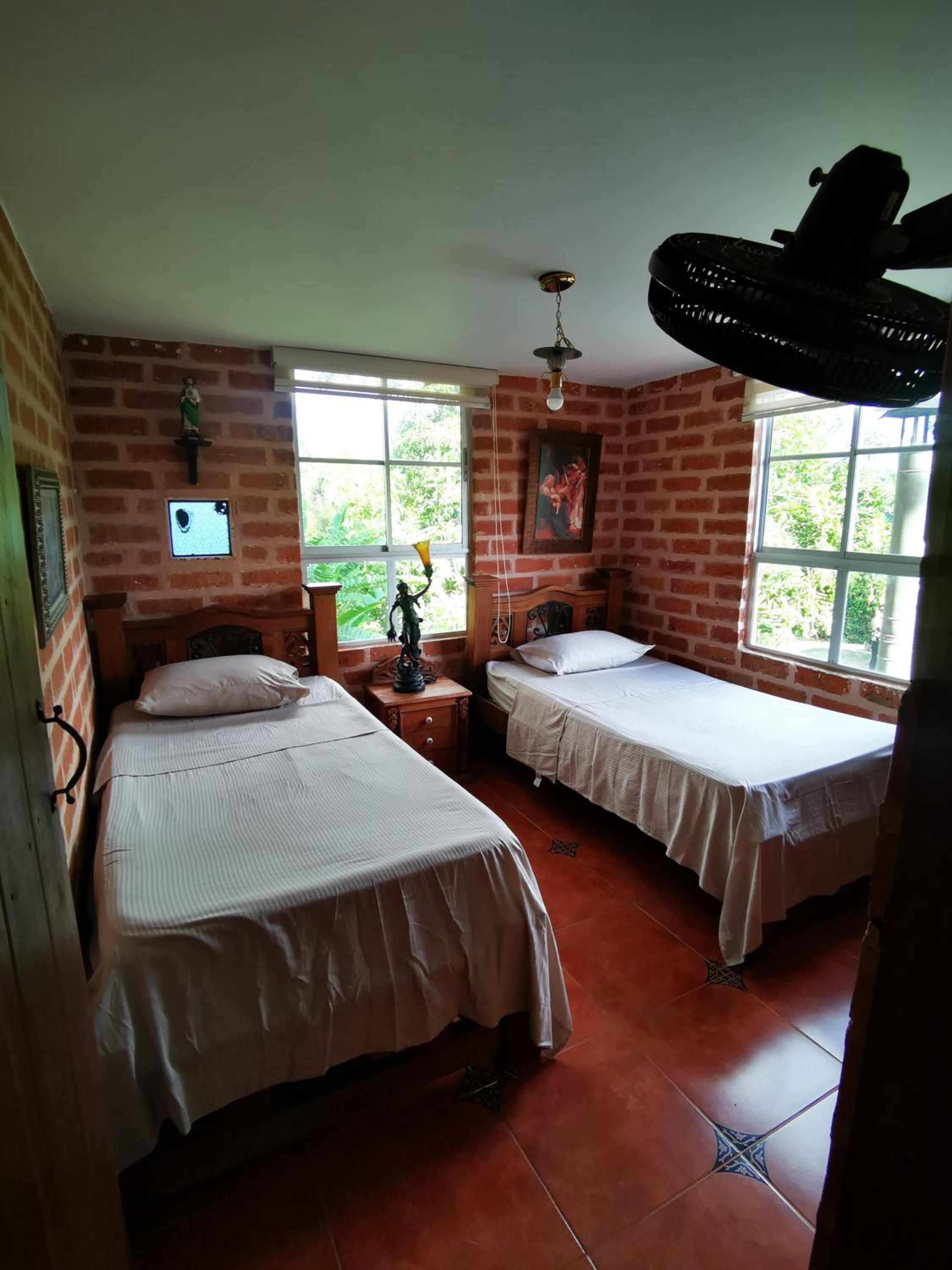 Finca con forma de castillo y piscina en Sopetrán