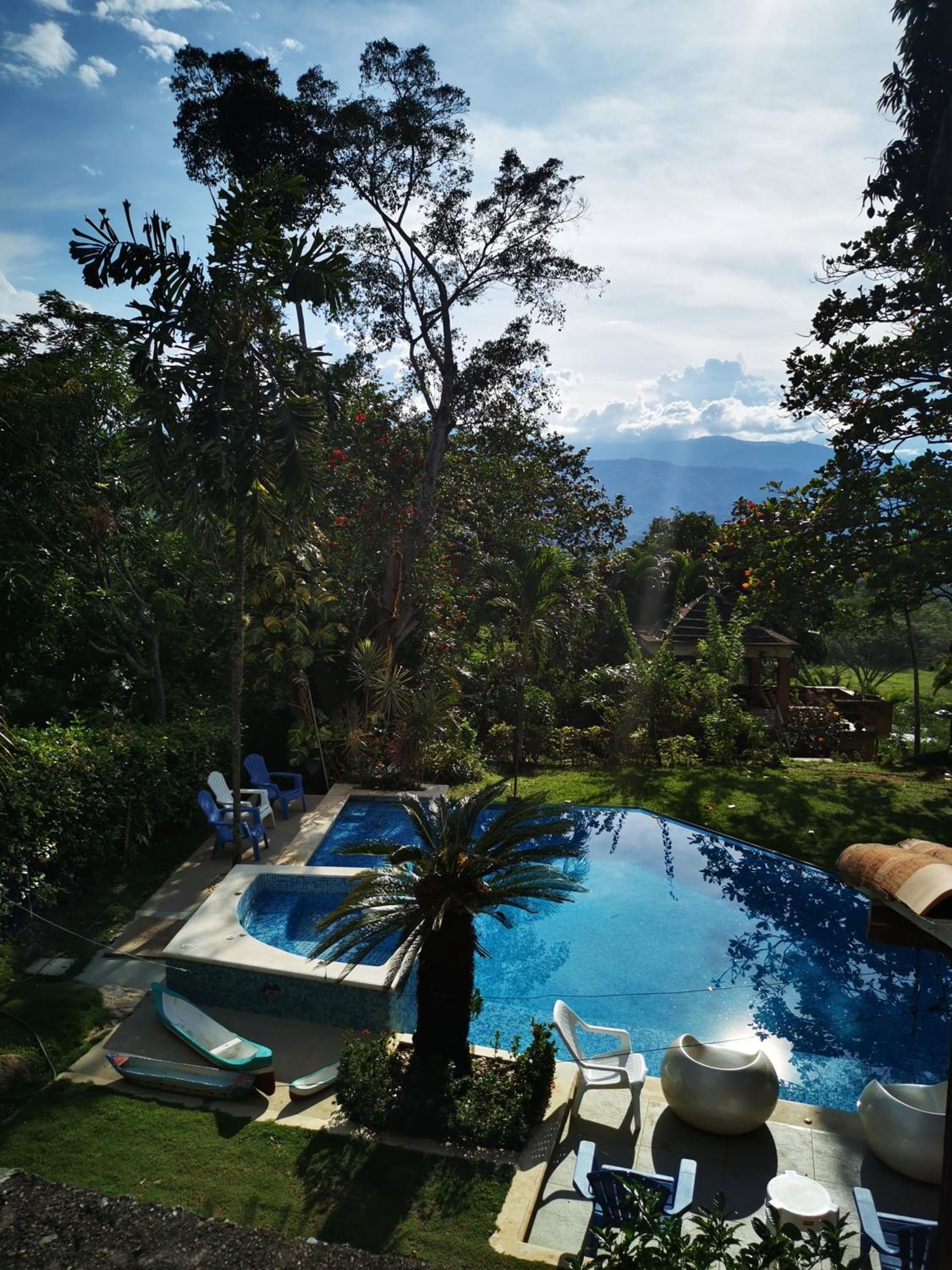 Finca con forma de castillo y piscina en Sopetrán