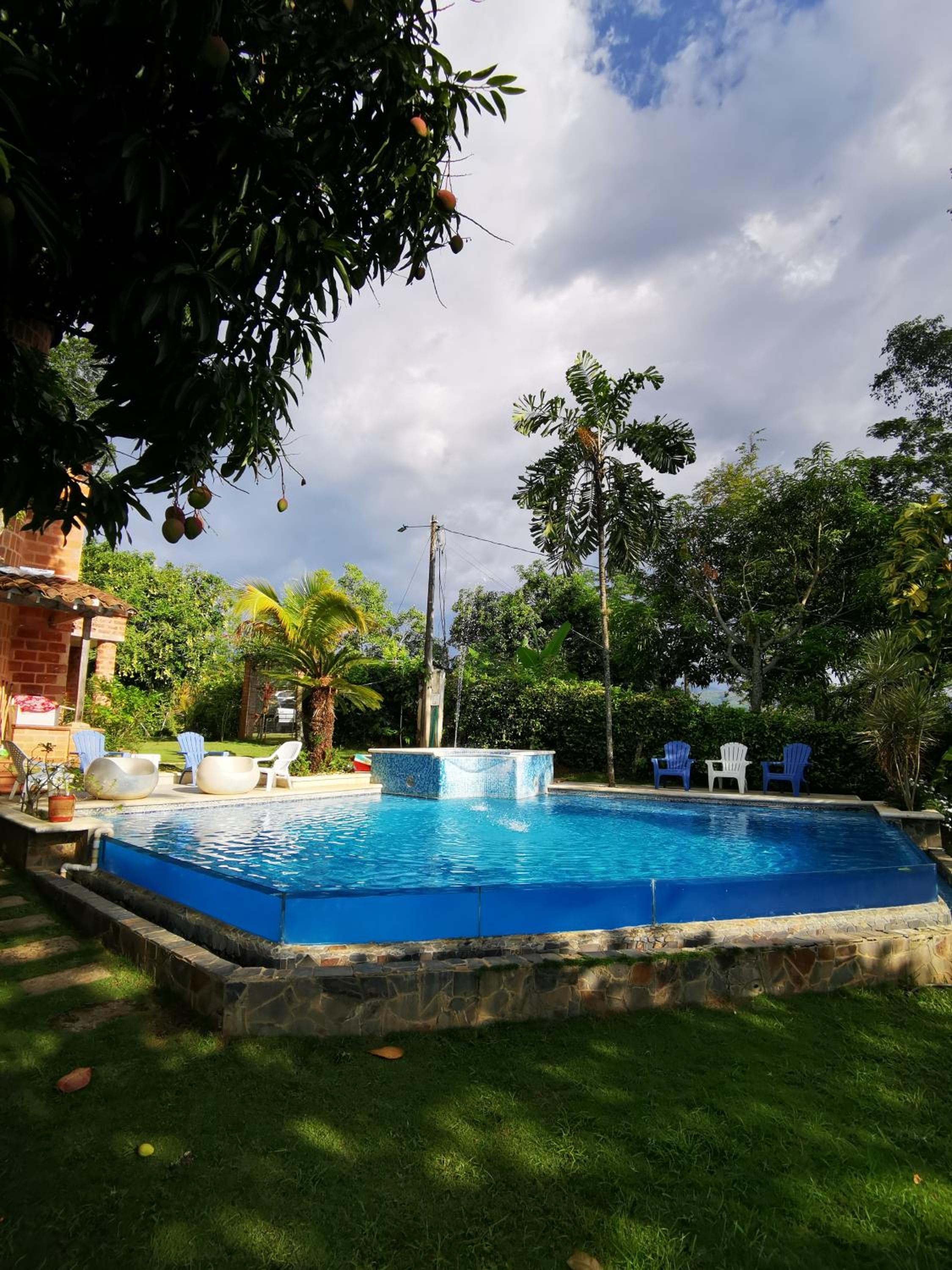 Finca con forma de castillo y piscina en Sopetrán