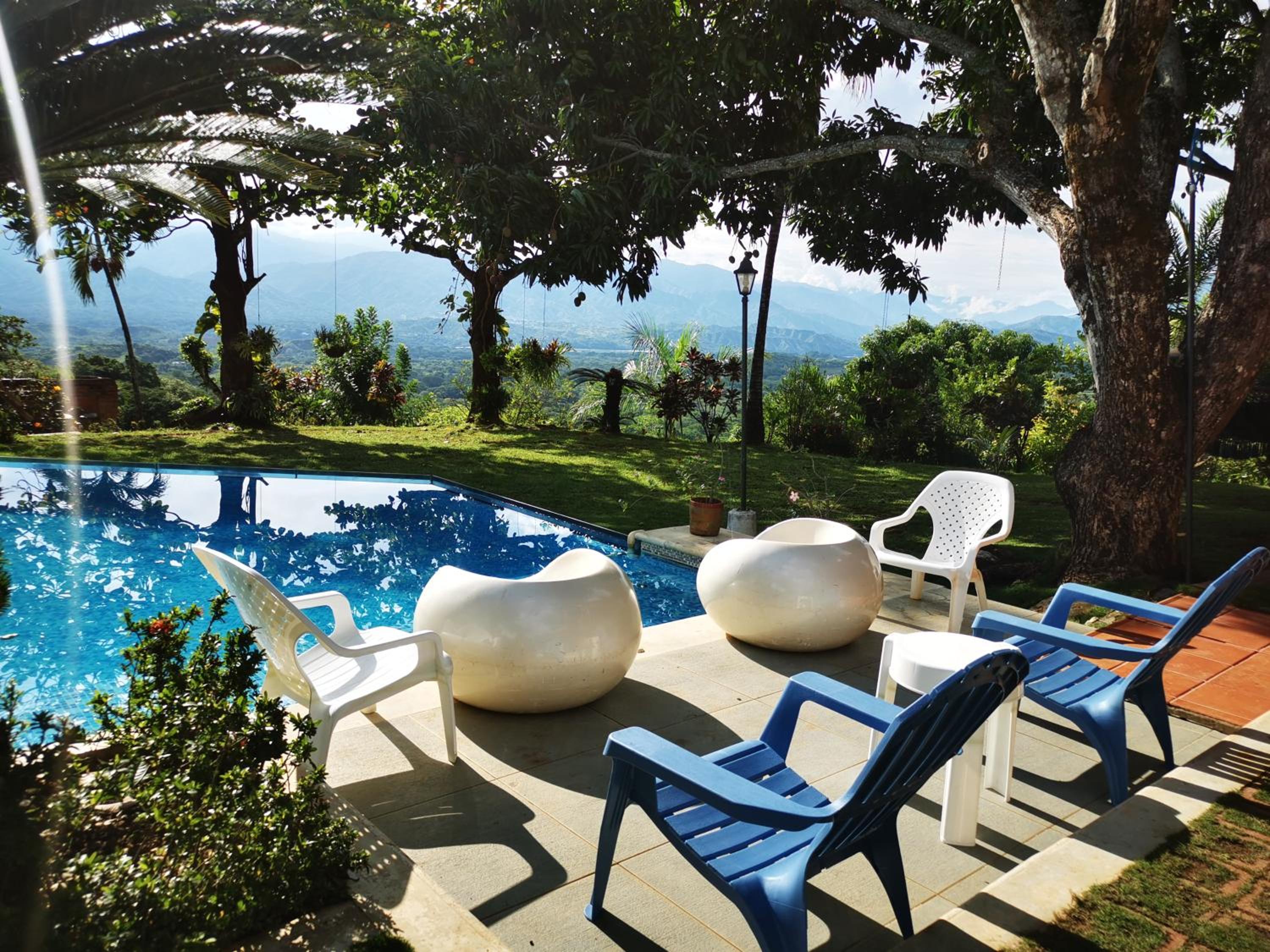 Finca con forma de castillo y piscina en Sopetrán