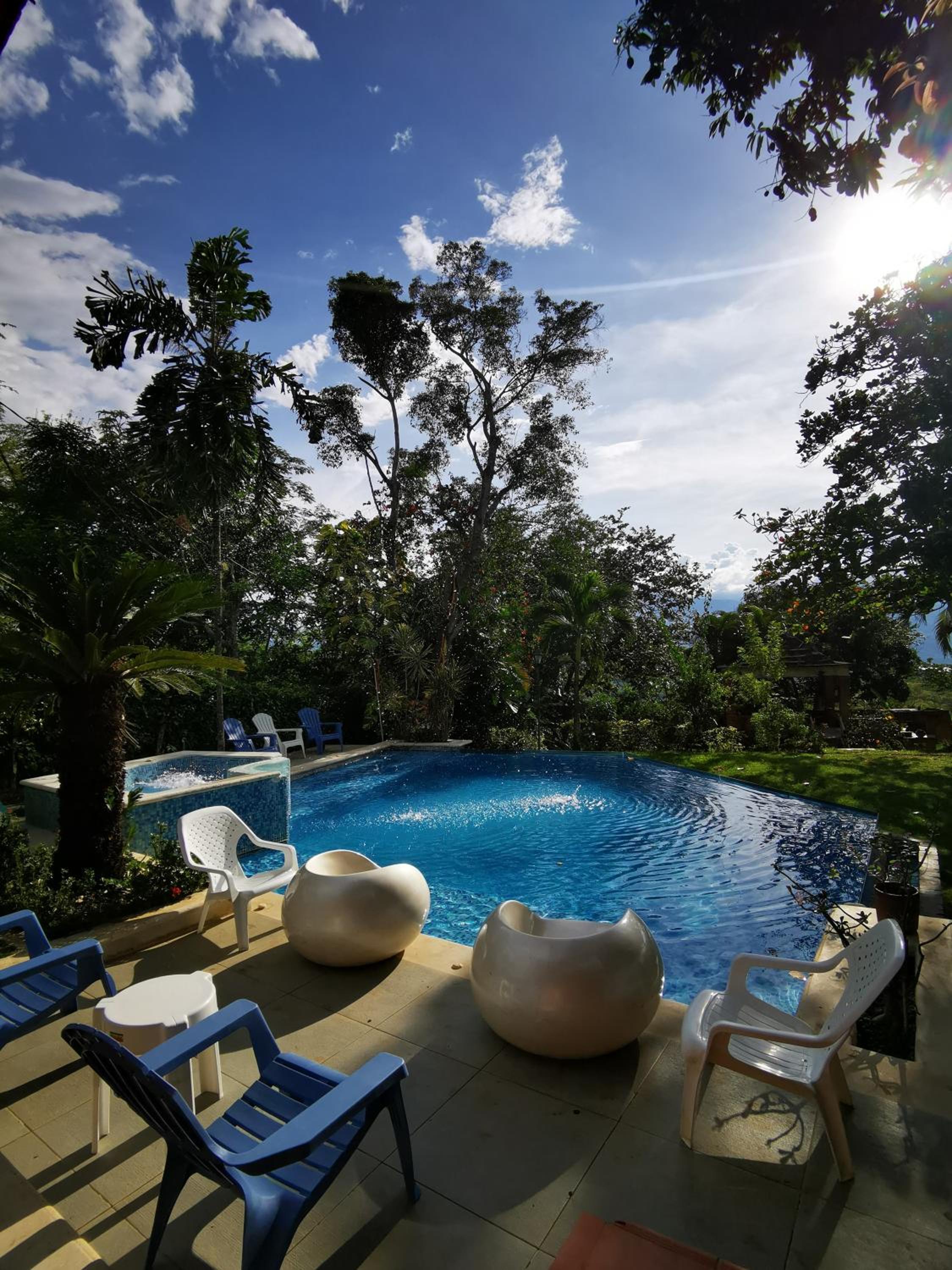 Finca con forma de castillo y piscina en Sopetrán