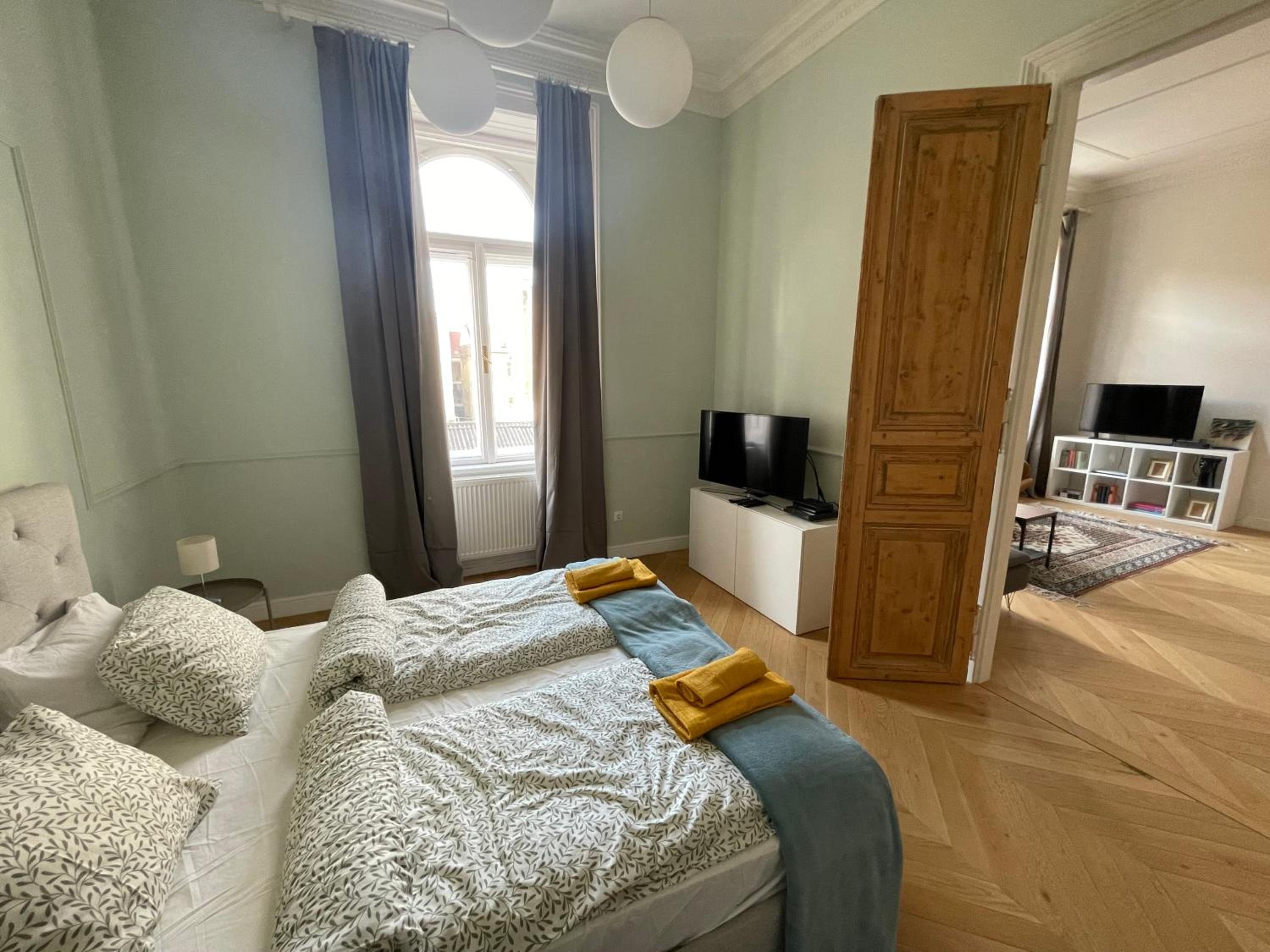 CITY CENTER 3, elegant and cozy 2br in city center!