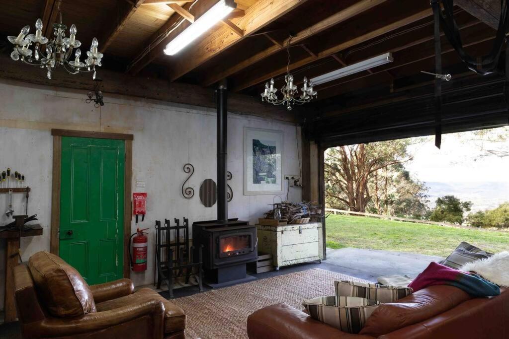 The Cloud House Hampton - Rustic Alpine Retreat
