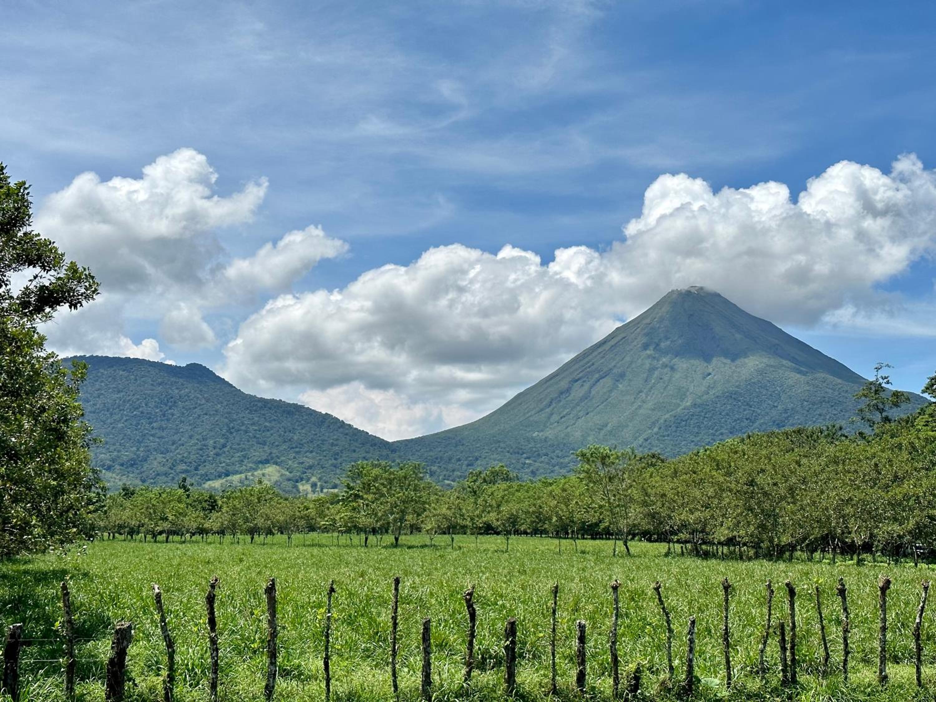 Oasis Arenal Villa Pool & Arenal Volcano View