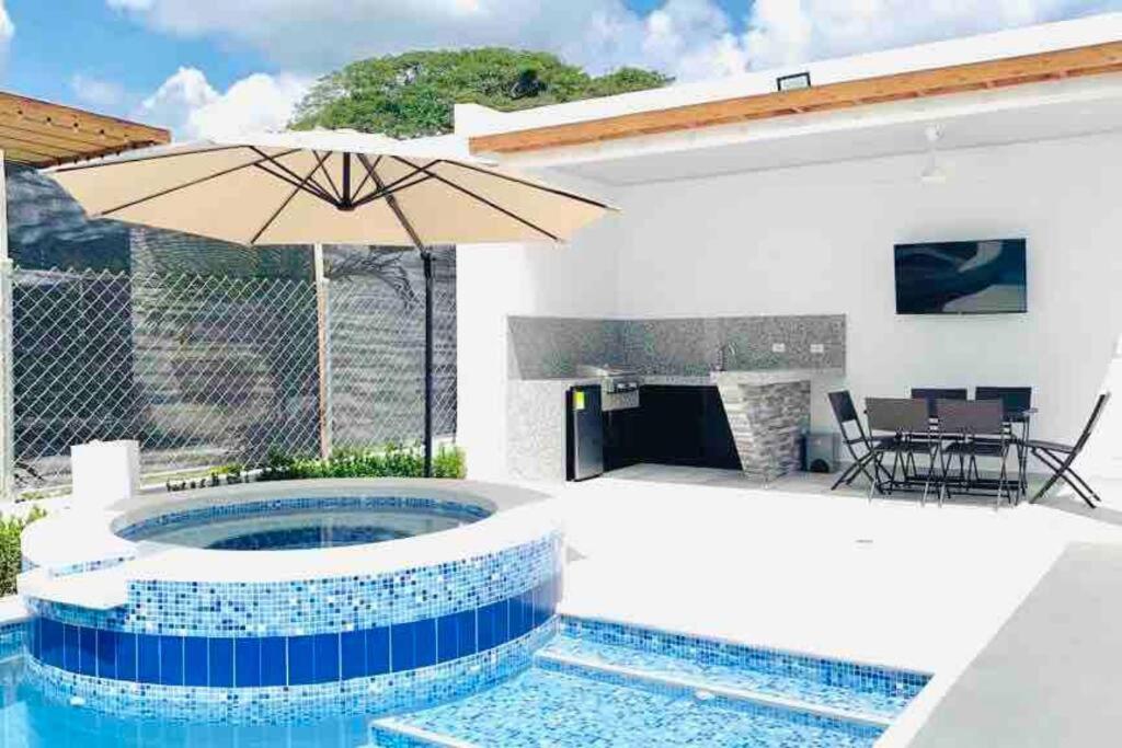 Casa vacacional con piscina privada en Girardot - Casa Tierra Linda