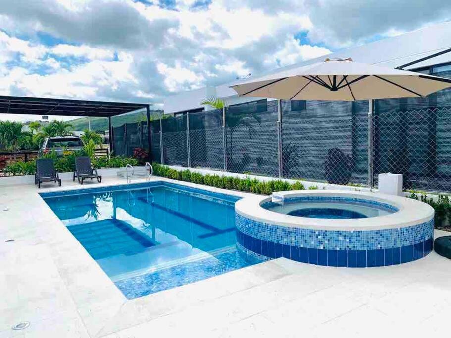 Casa vacacional con piscina privada en Girardot - Casa Tierra Linda