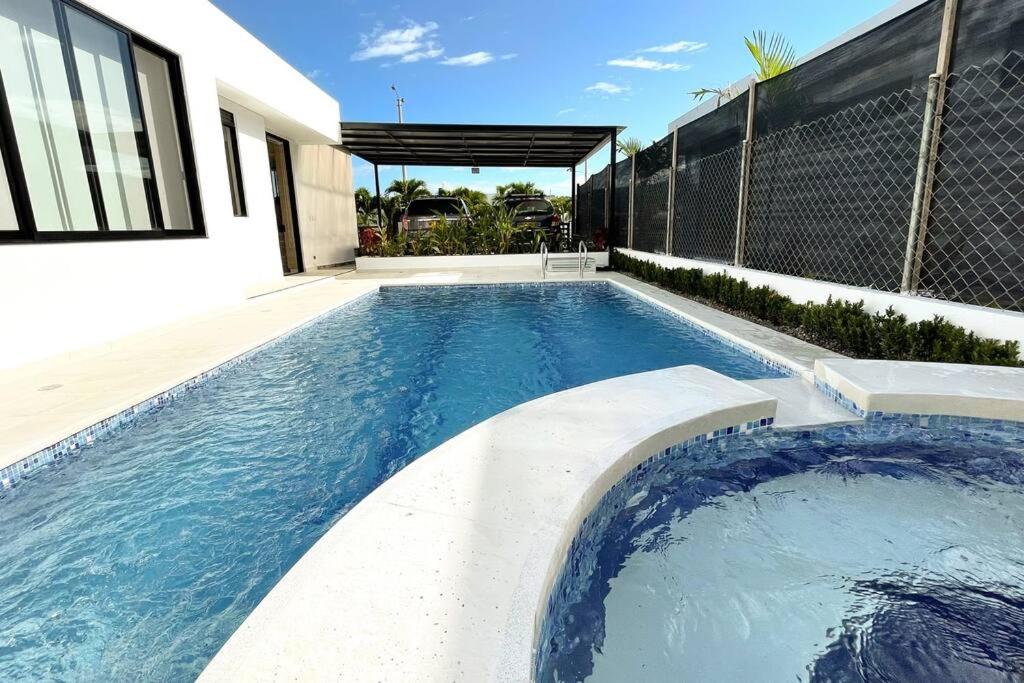 Casa vacacional con piscina privada en Girardot - Casa Tierra Linda