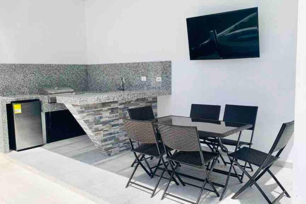 Casa vacacional con piscina privada en Girardot - Casa Tierra Linda