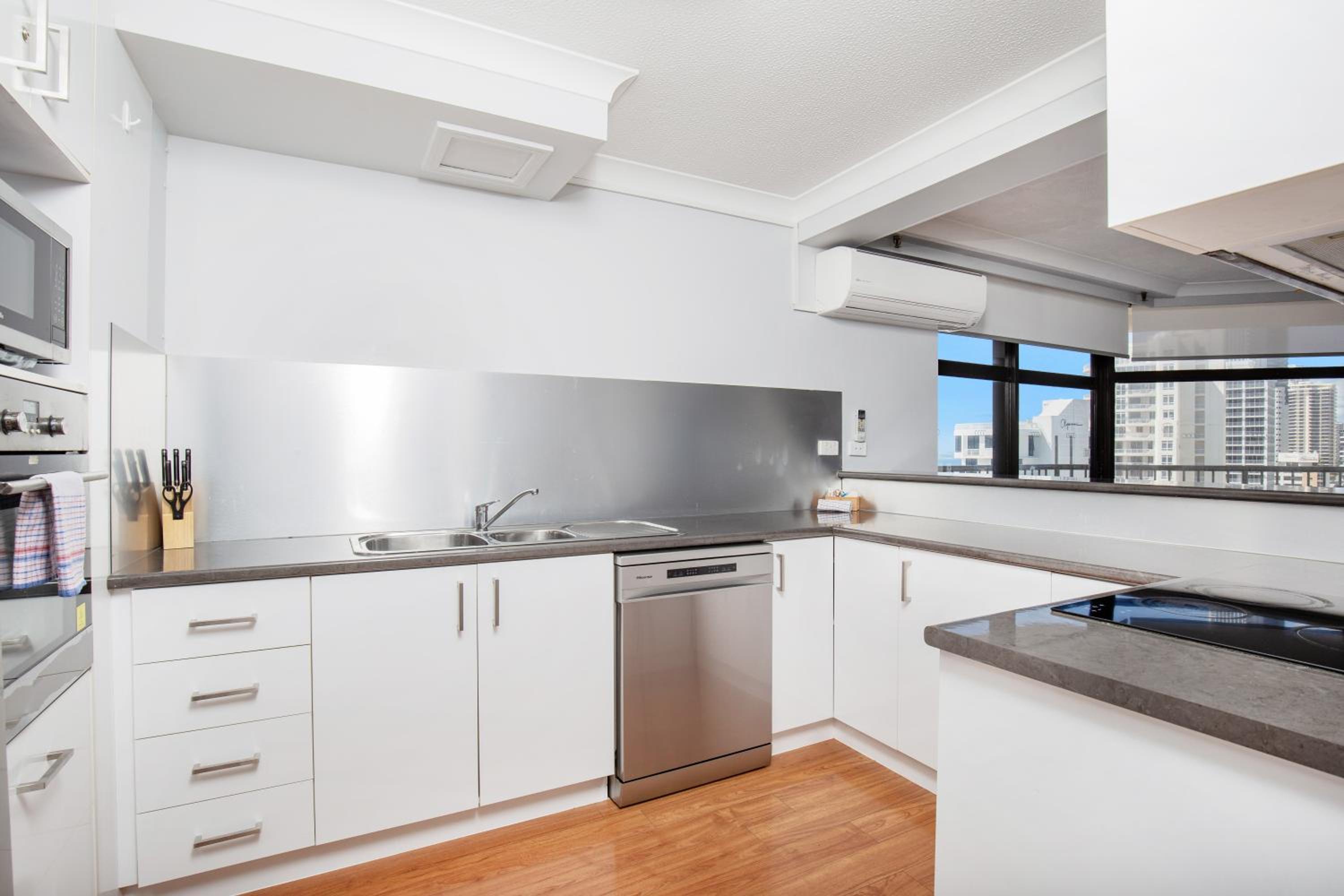 Beachfront & City View, Huge 2 Bedroom Apartment, Imperial Surf Resort