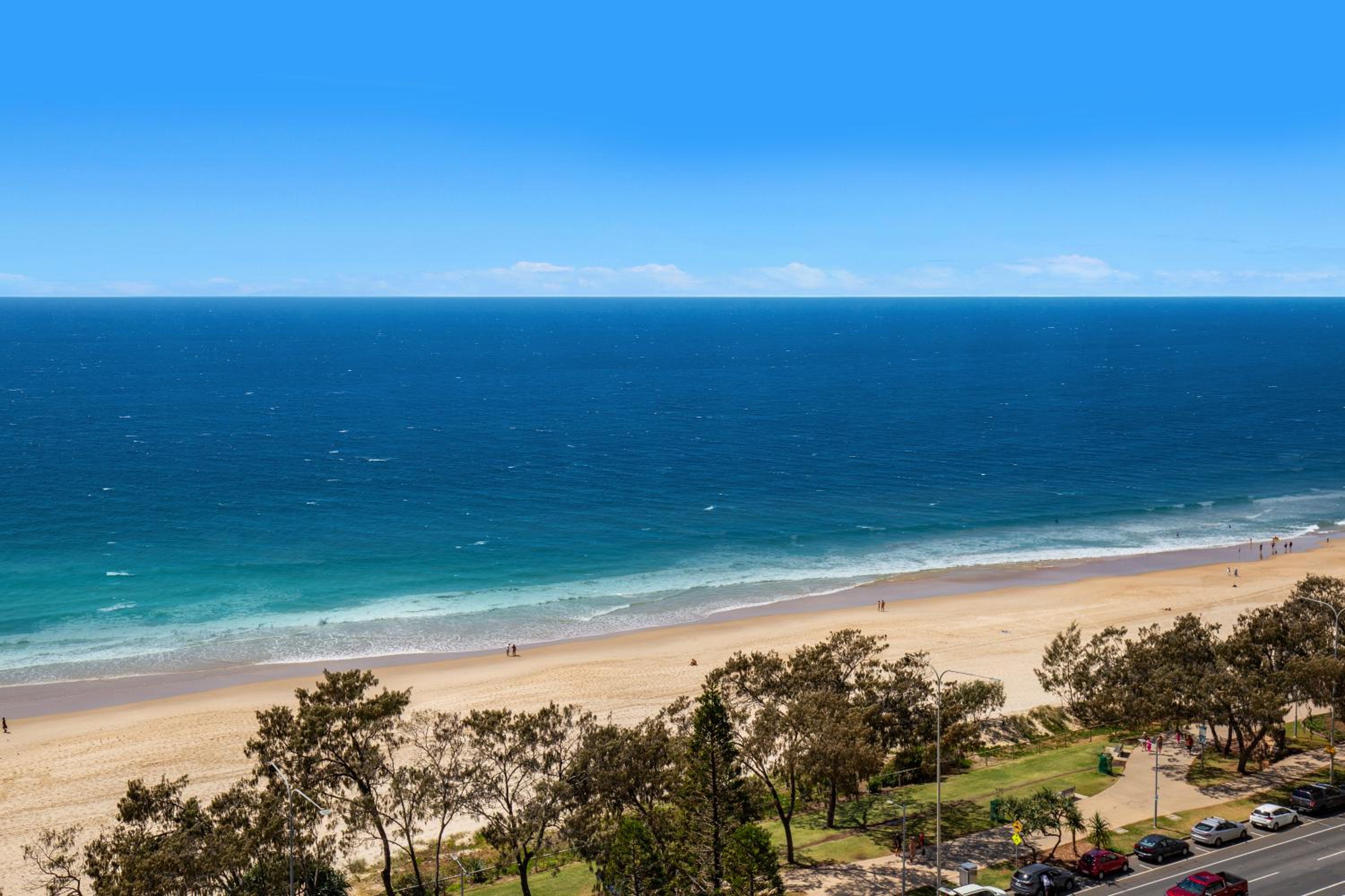 Beachfront & City View, Huge 2 Bedroom Apartment, Imperial Surf Resort