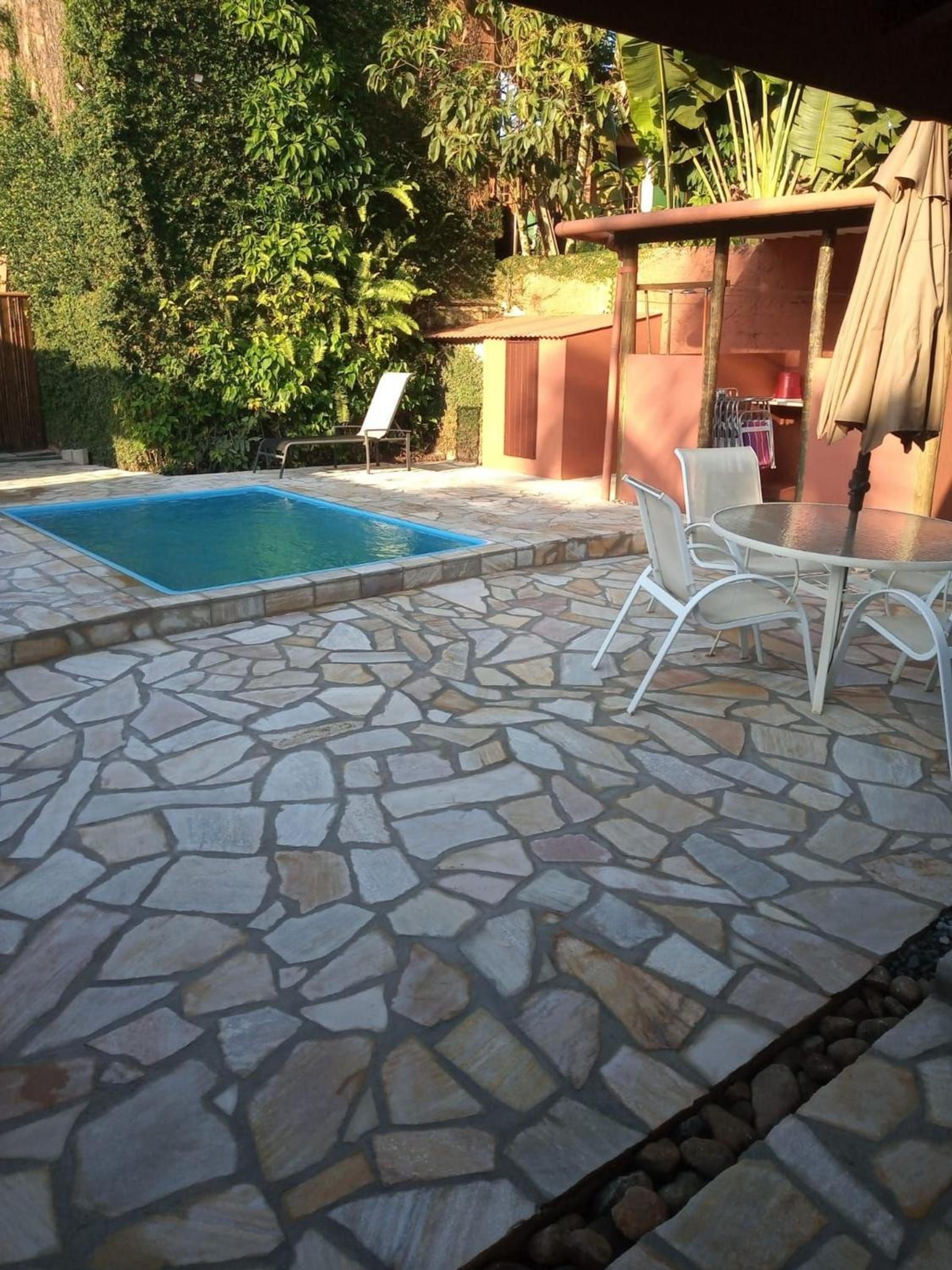 Casa com piscina a 100 m de Camburizinho