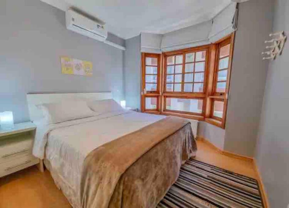 Apê 2 quartos à 20m da Rua Coberta de Gramado