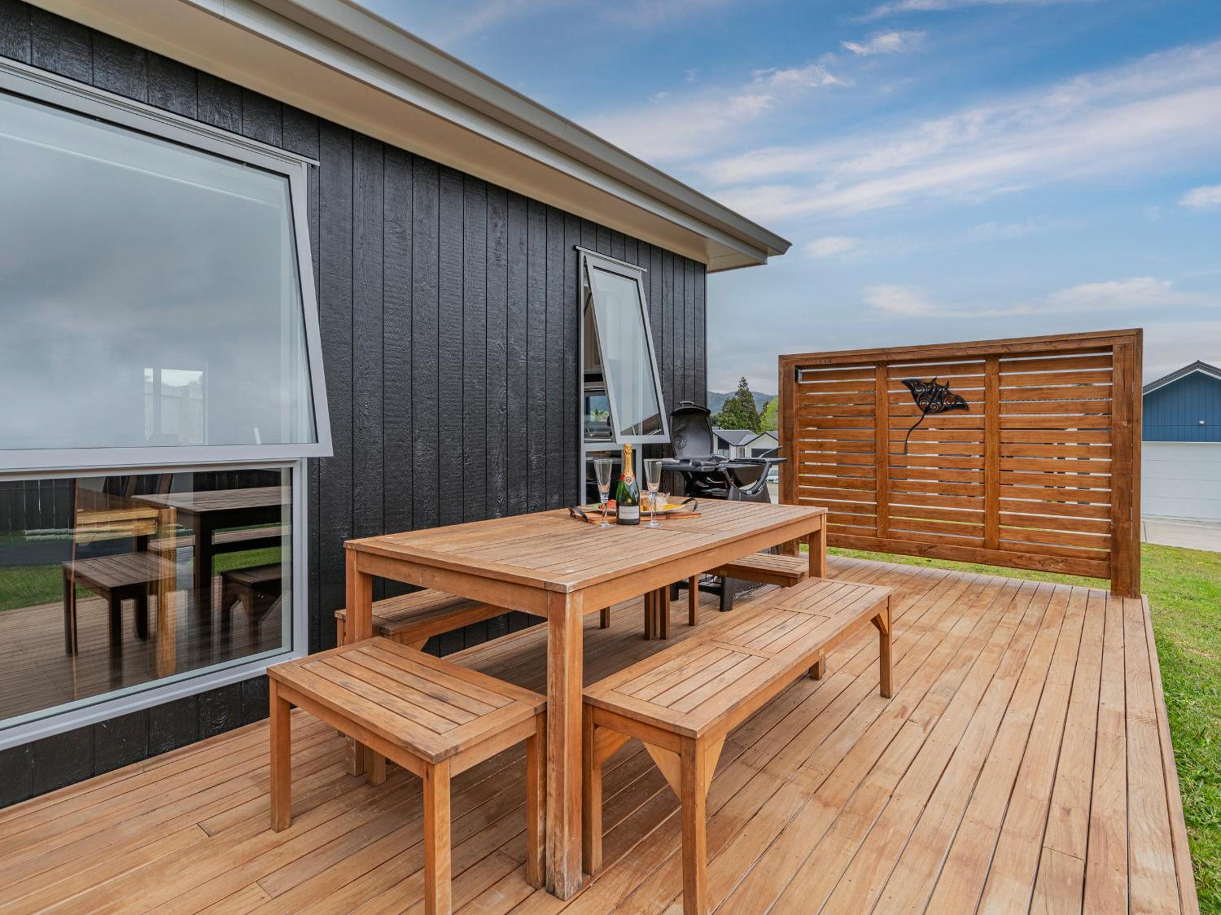 A Sunshine Retreat - Pauanui Holiday Home view 2