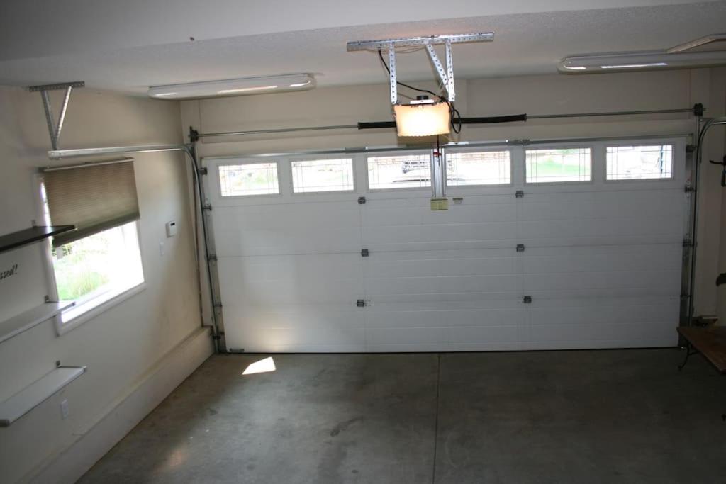 Entire Home AC 4Beds Sleeps 8 Double Garage Near WEM Free Wifi & Netflix