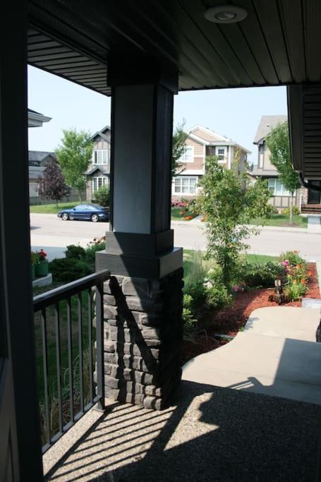 Entire Home AC 4Beds Sleeps 8 Double Garage Near WEM Free Wifi & Netflix