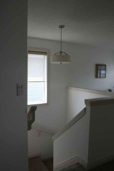 Entire Home AC 4Beds Sleeps 8 Double Garage Near WEM Free Wifi & Netflix