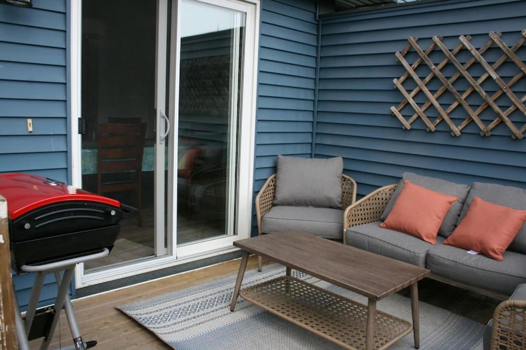 Entire Home AC 4Beds Sleeps 8 Double Garage Near WEM Free Wifi & Netflix