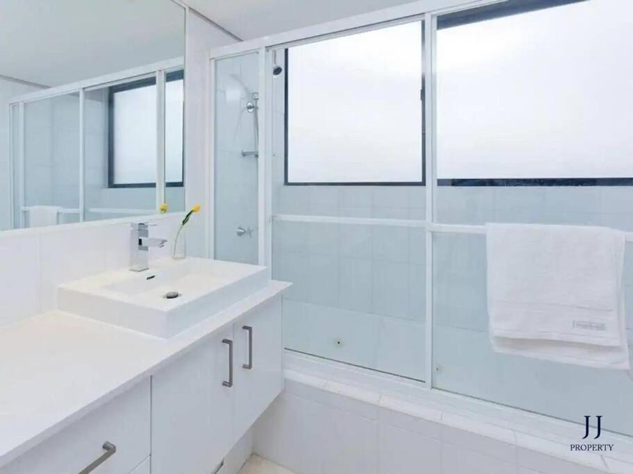CBD 1BR Spectacular River View M20