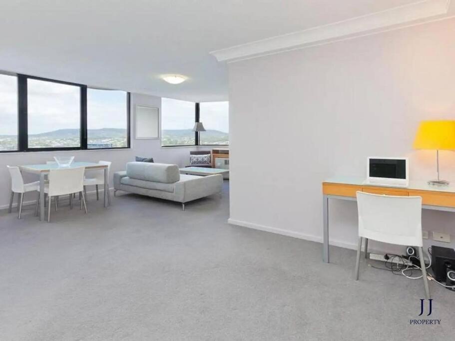 CBD 1BR Spectacular River View M20