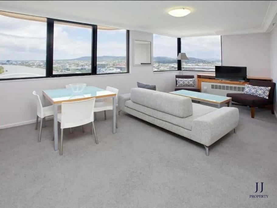 CBD 1BR Spectacular River View M20