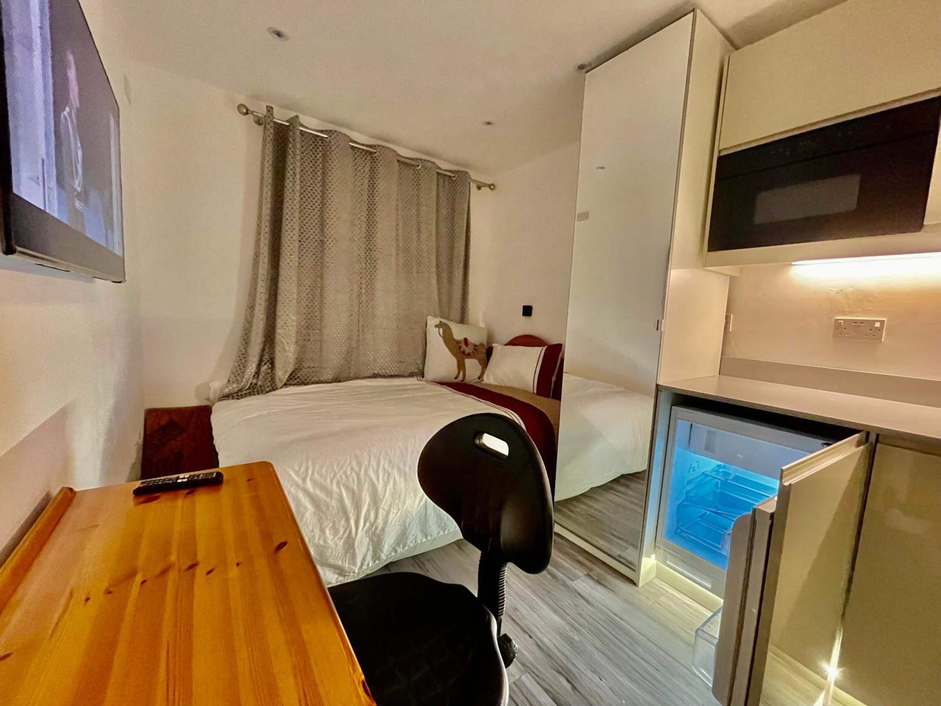 Luxury En-suite 6 Bedroom House - West London view 5